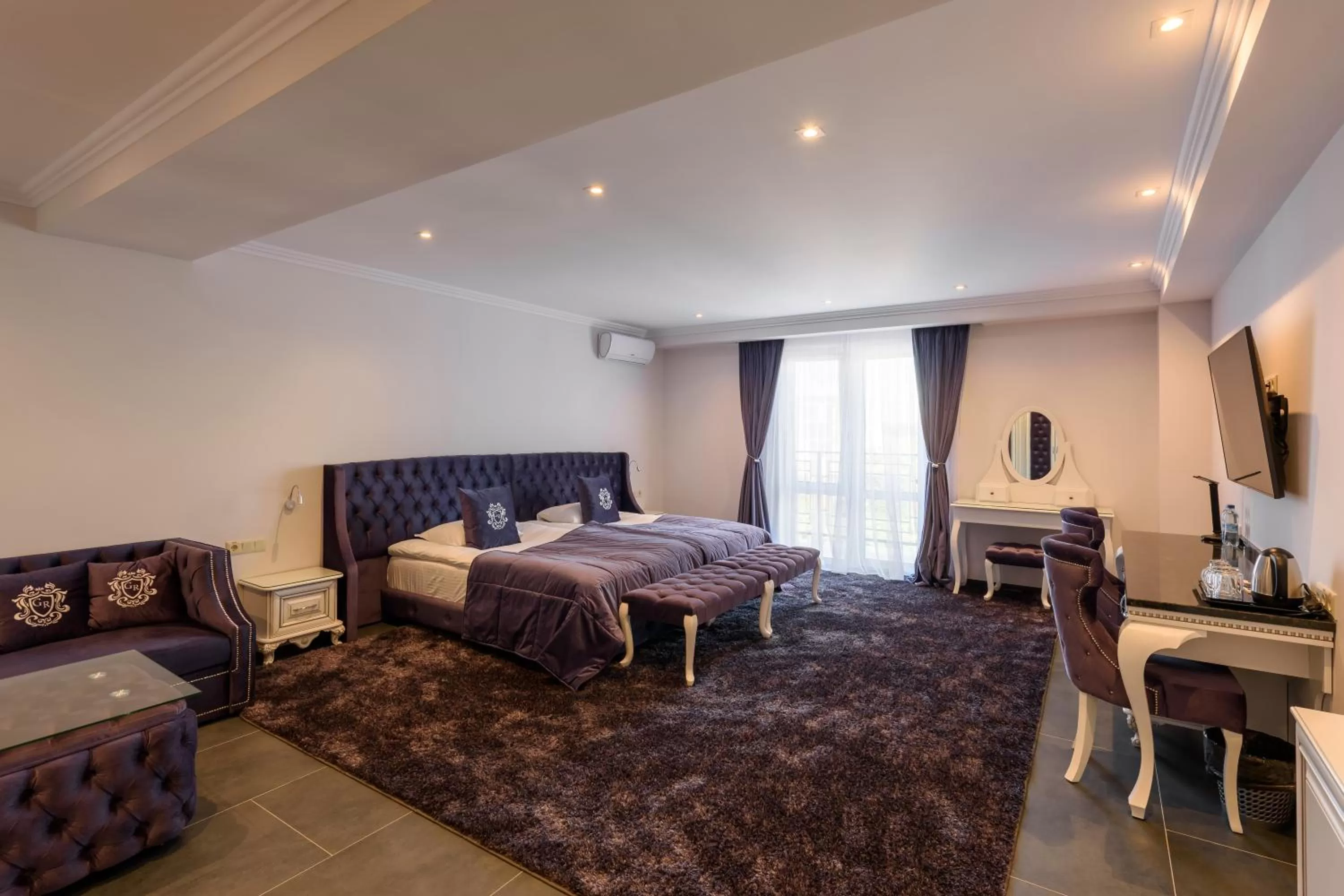 Living room, Bed in Grand Royal