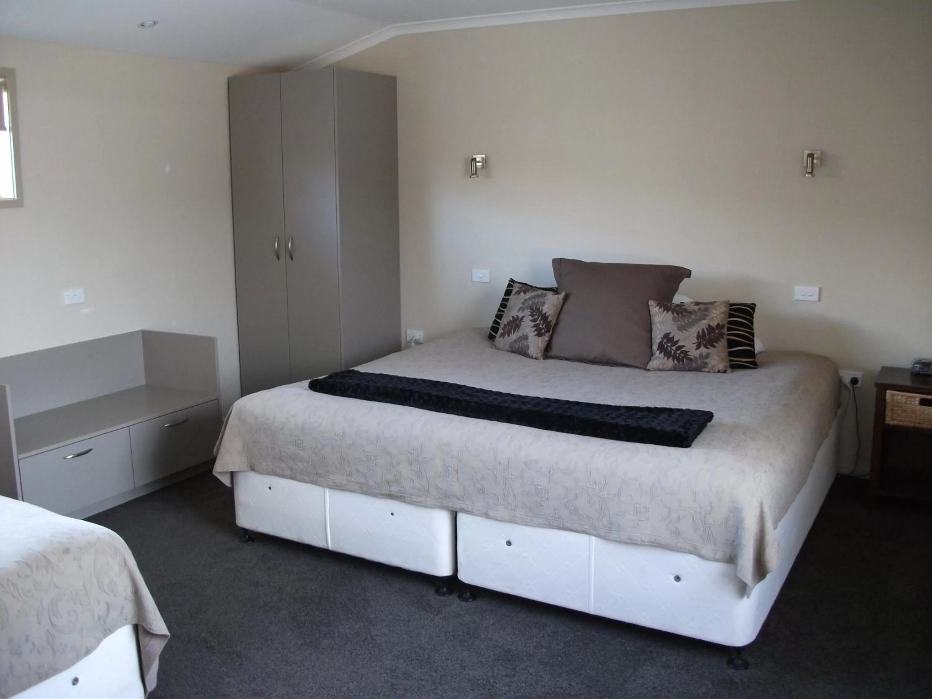 Executive One-Bedroom Apartment in Scenicland Motels