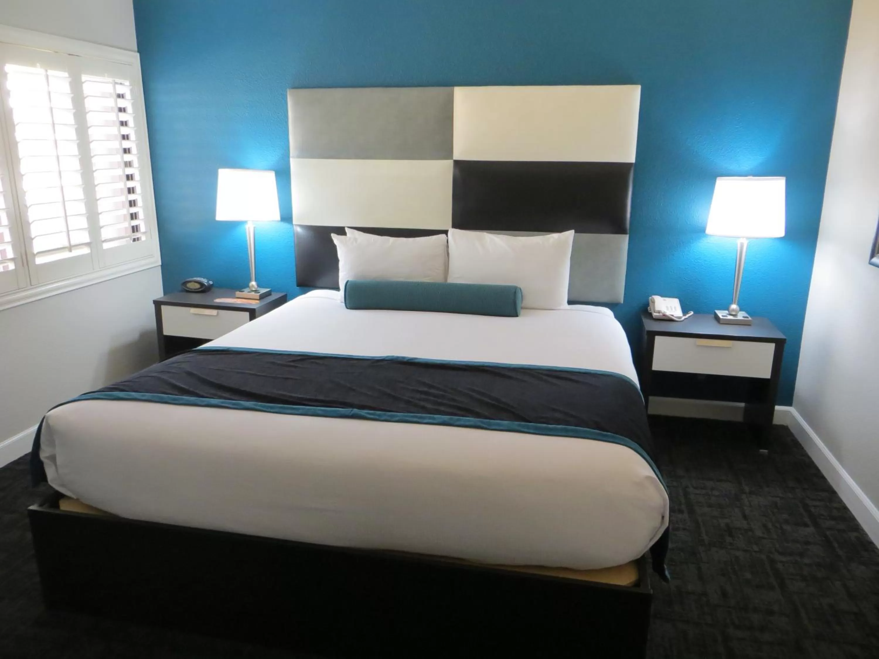 Deluxe King Suite (No Resort Fees + Free Parking) in Best Western Plus Casino Royale - Center Strip