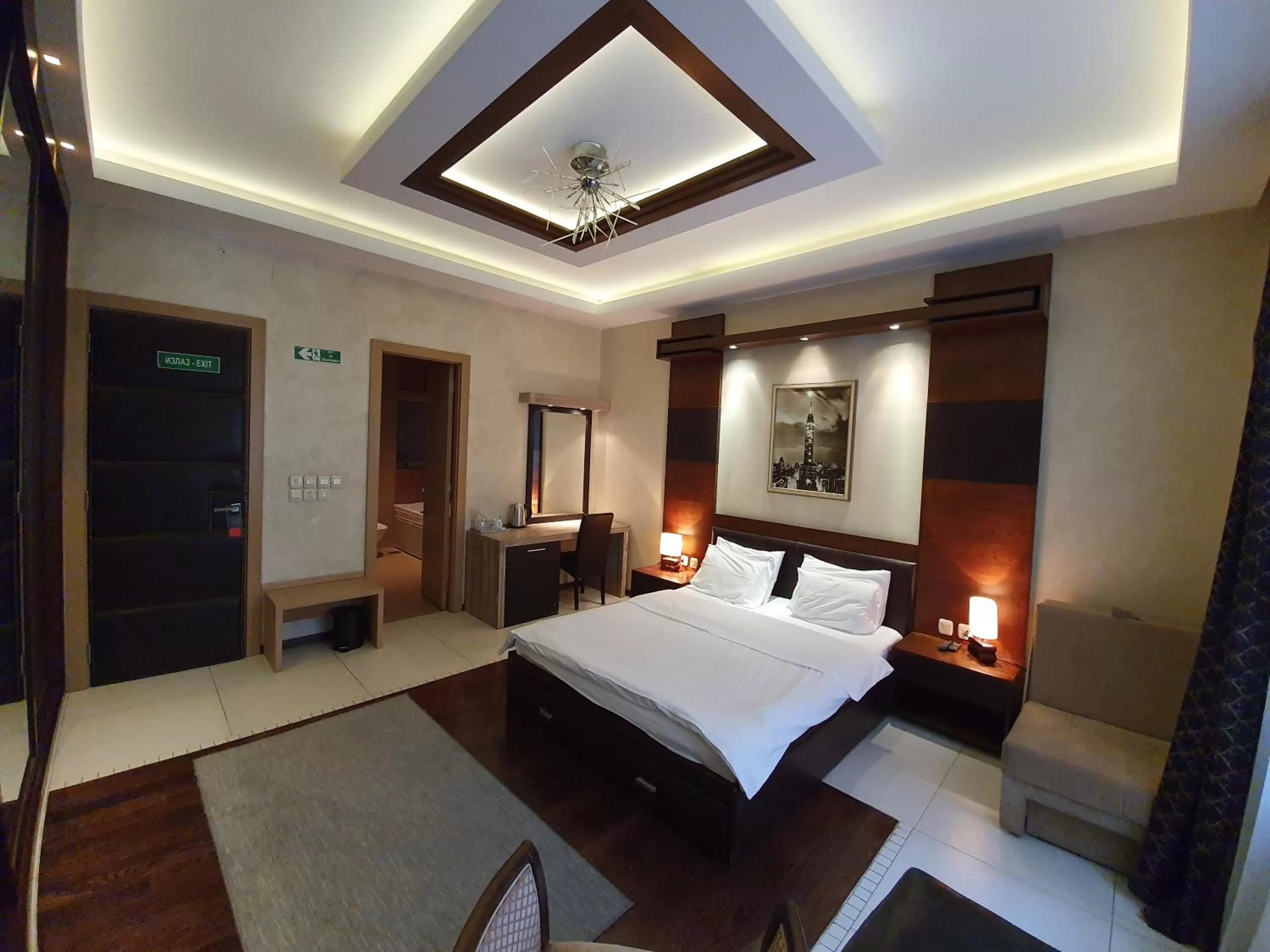 Deluxe Double Room with Bath in Privilege Suites by Central Park