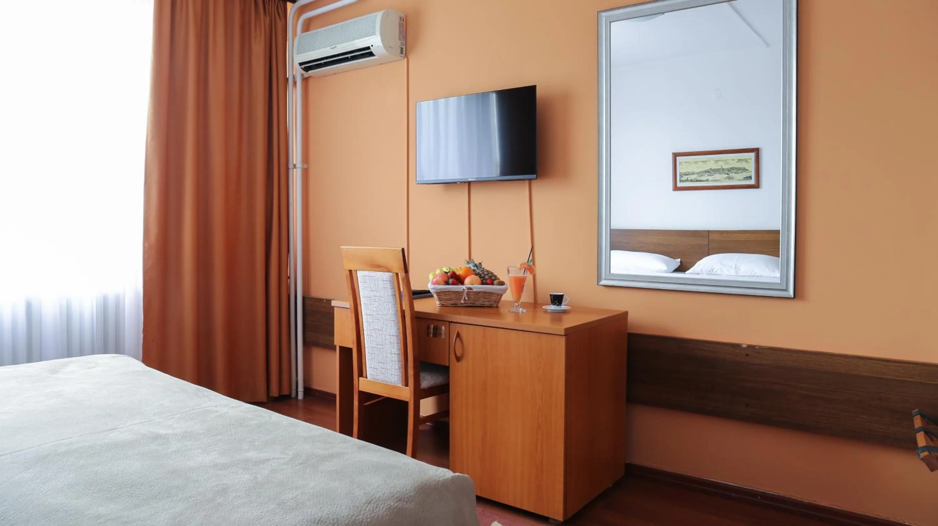 Bed in Hotel Srbija-FREE PARKING