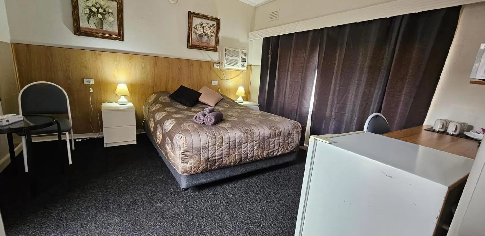 Bedroom, Bed in Blue Lake Motel