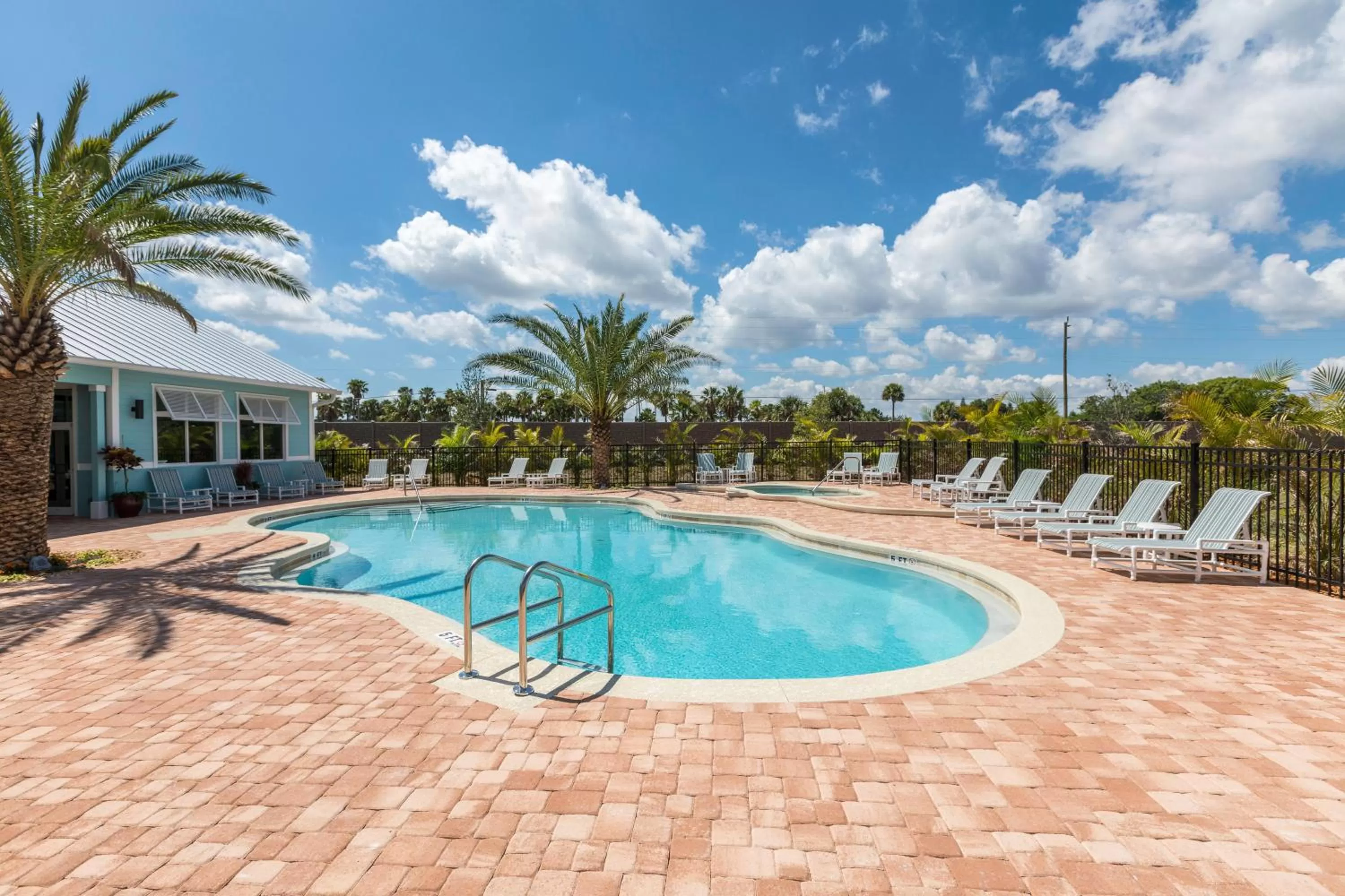 Swimming pool in Cape Crossing Resort & Marina