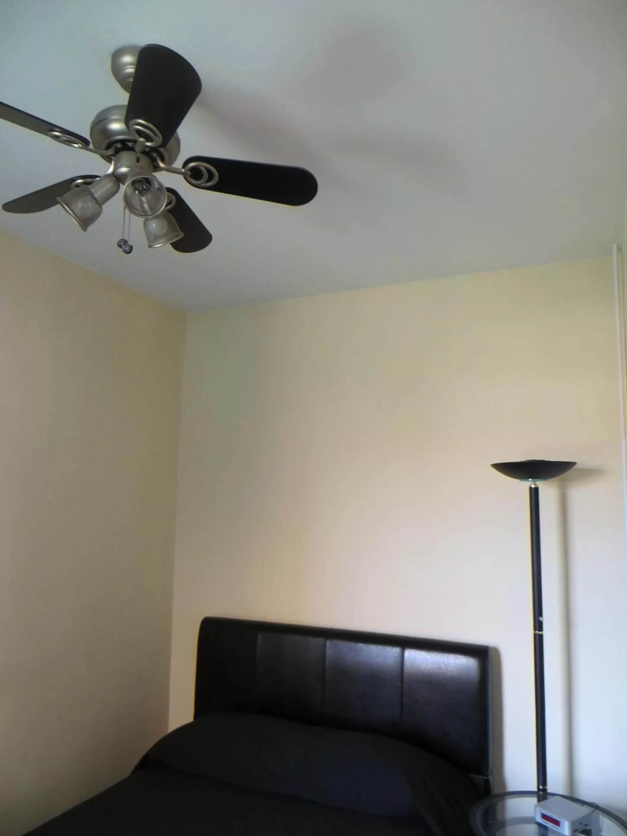 Bed, Seating Area in The Polo Inn Bridgeport U.S.A.