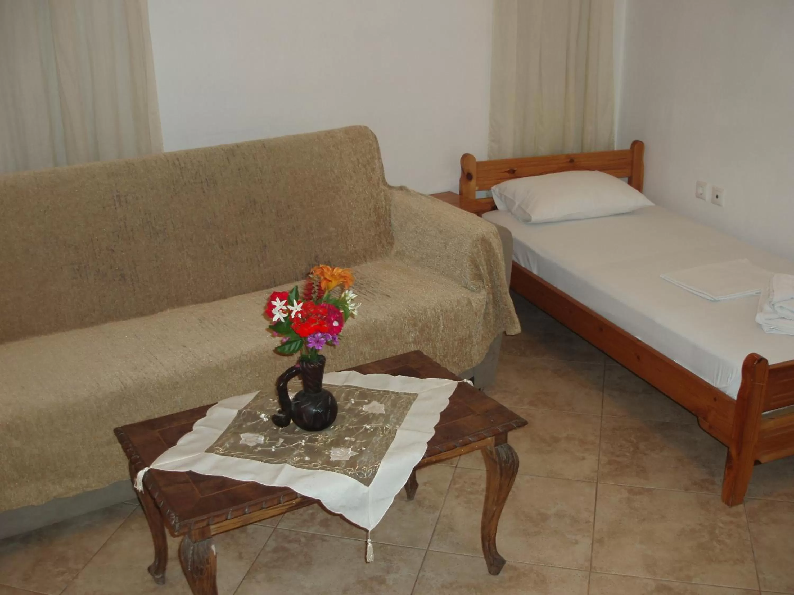 Living room, Bed in skiathos studios HL