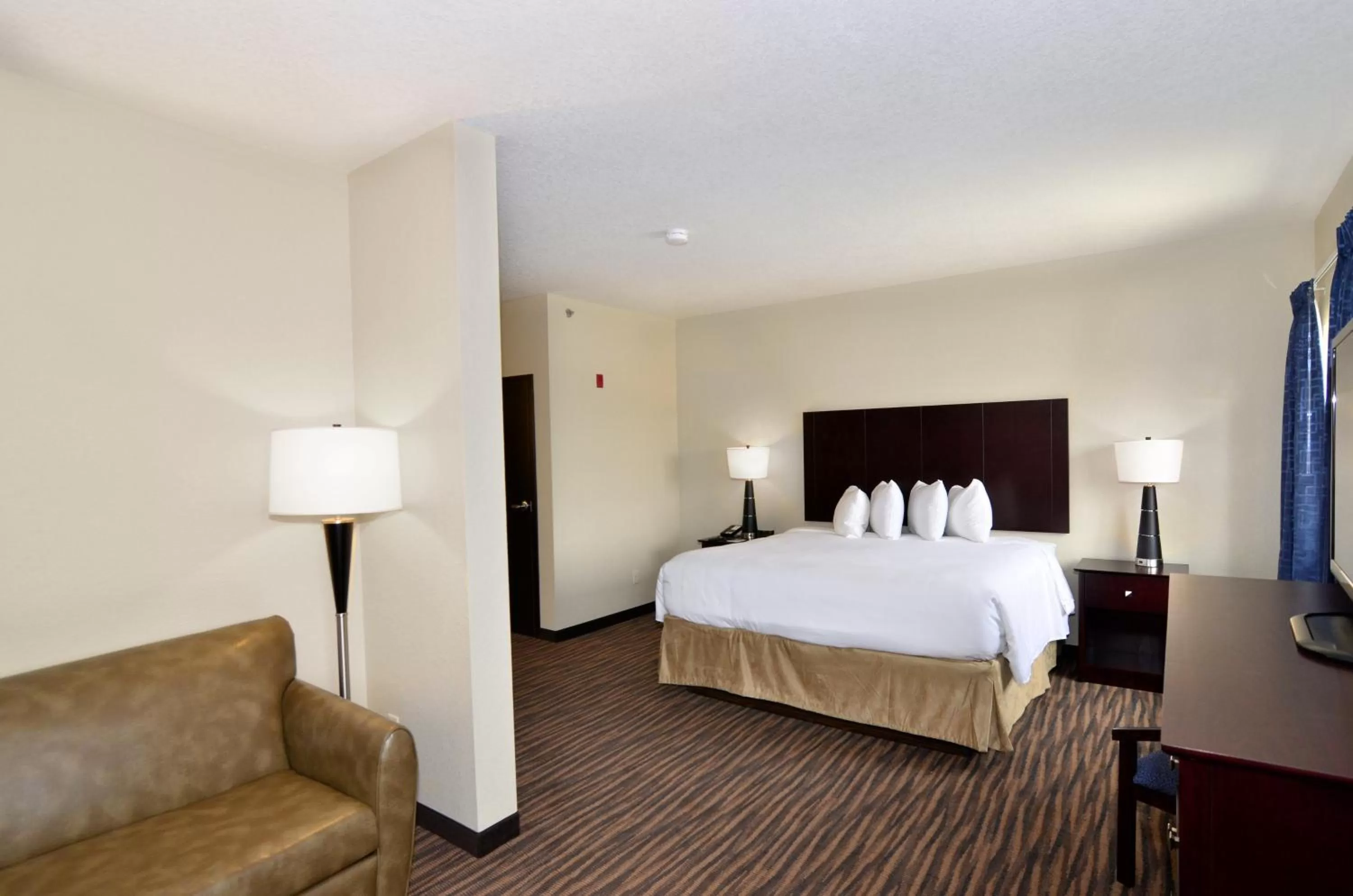 Bed in Cobblestone Inn & Suites - Holstein