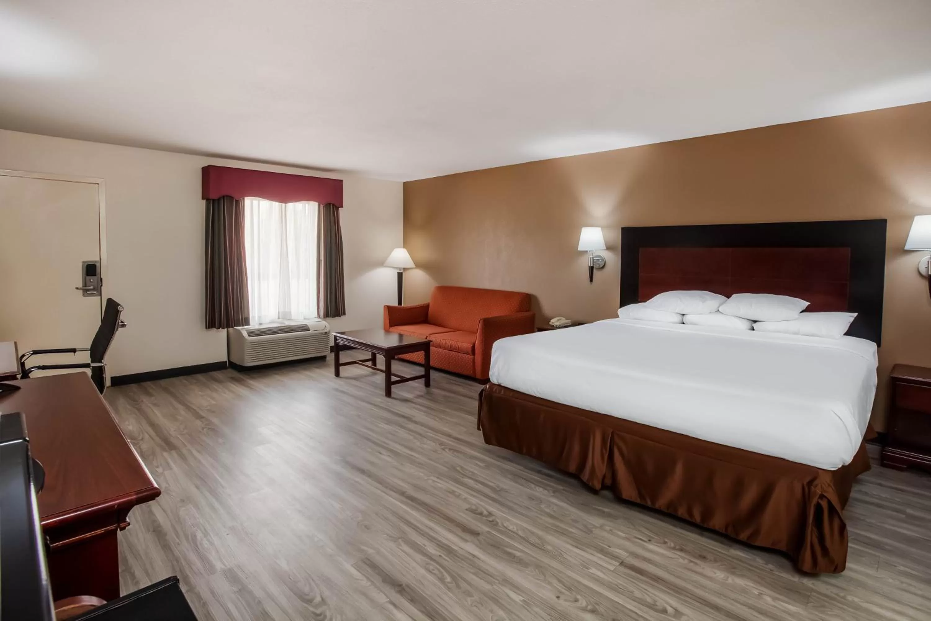 Photo of the whole room, Bed in Days Inn & Suites by Wyndham Tyler