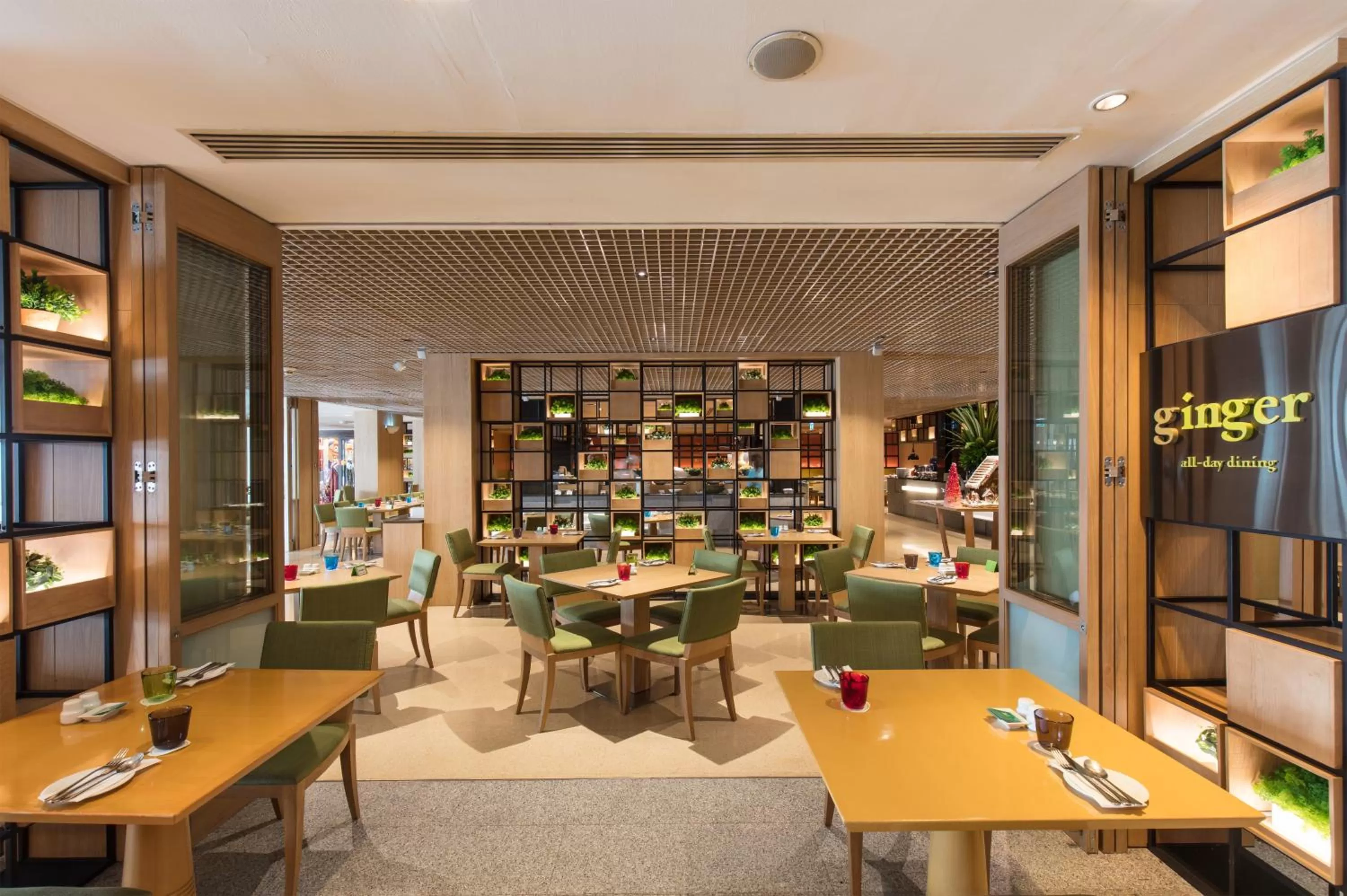 Restaurant/places to eat in Holiday Inn Bangkok by IHG