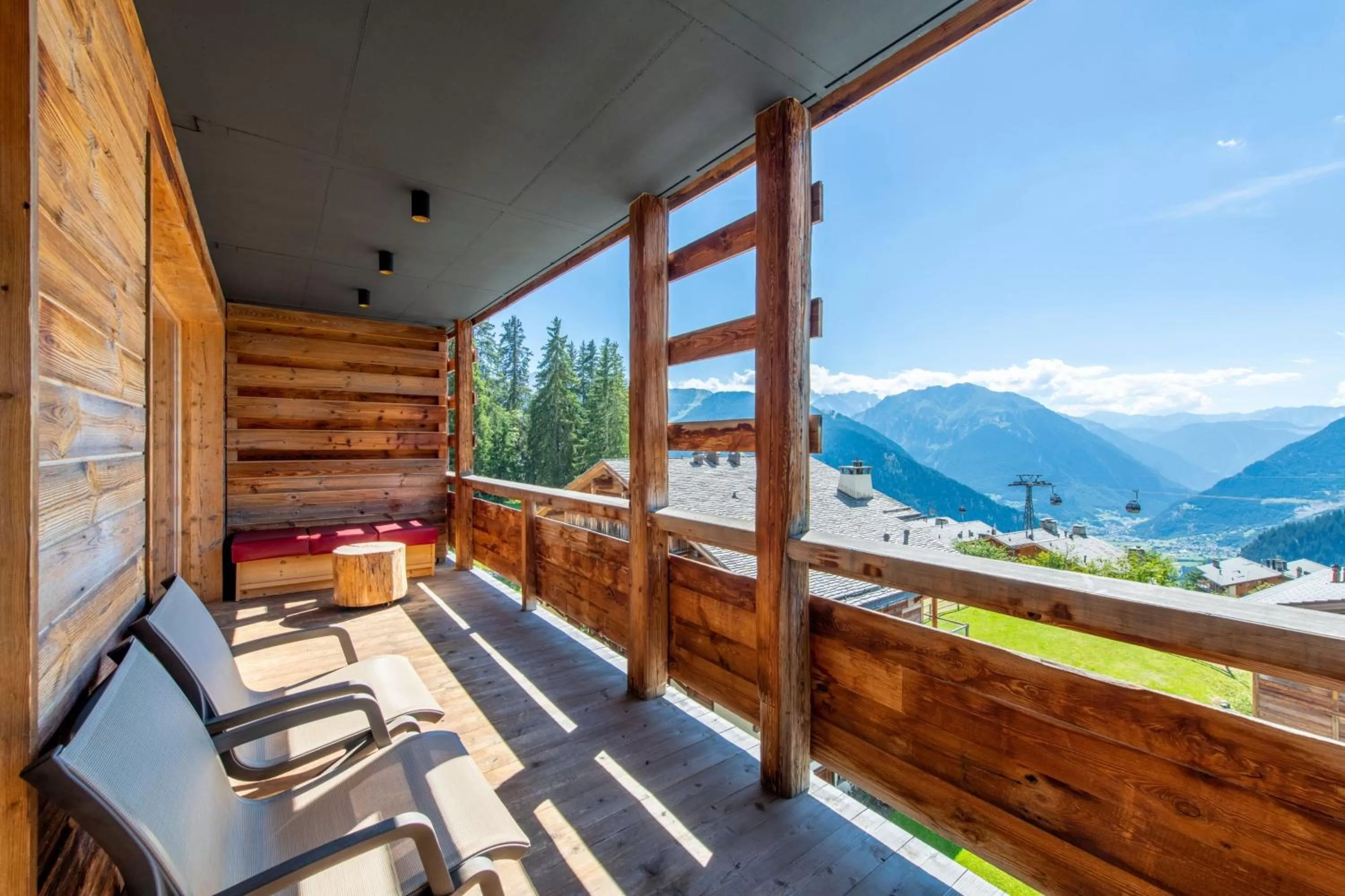 Photo of the whole room in W Verbier