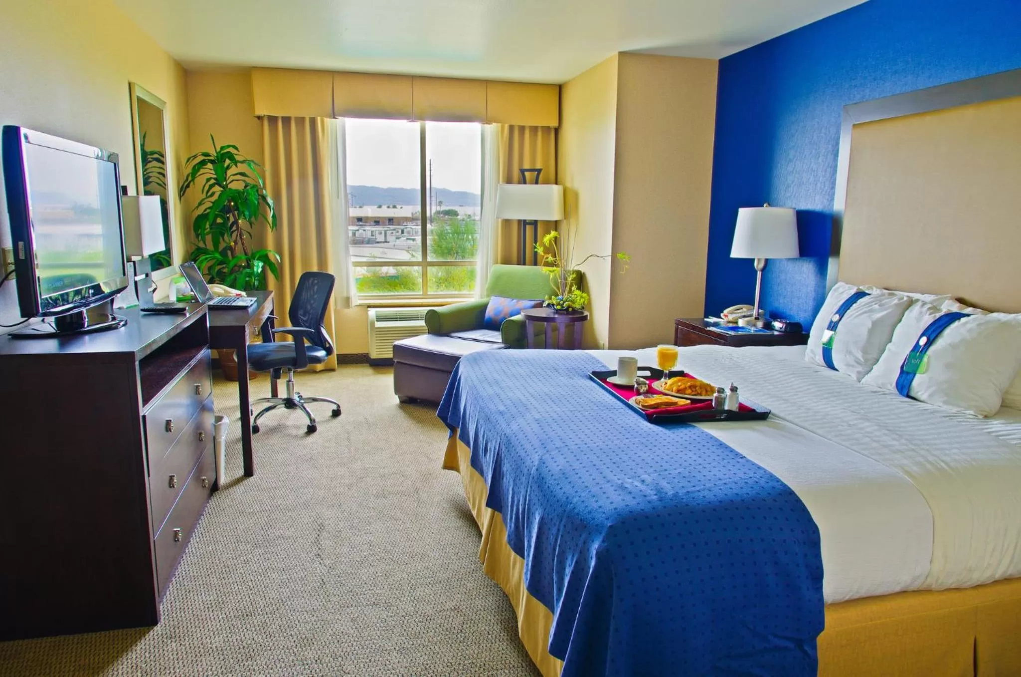 Photo of the whole room, Bed in Holiday Inn & Suites Phoenix Airport by IHG