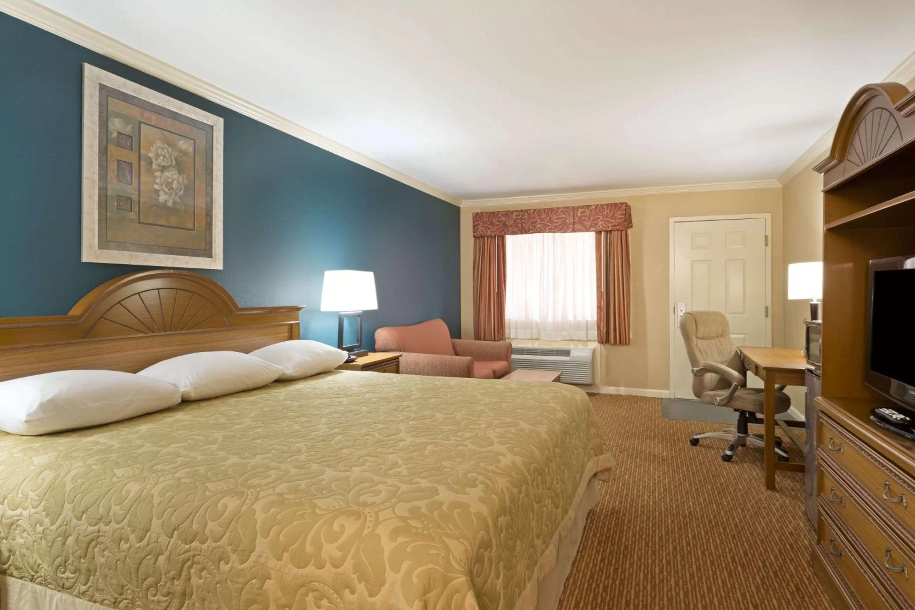 Photo of the whole room, Bed in Super 8 by Wyndham Covington
