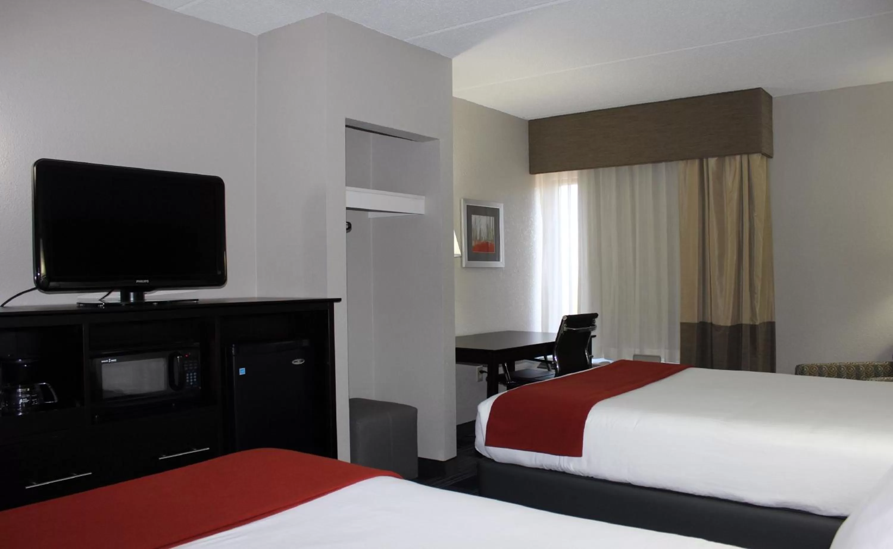Photo of the whole room, Bed in Holiday Inn Express Forsyth by IHG