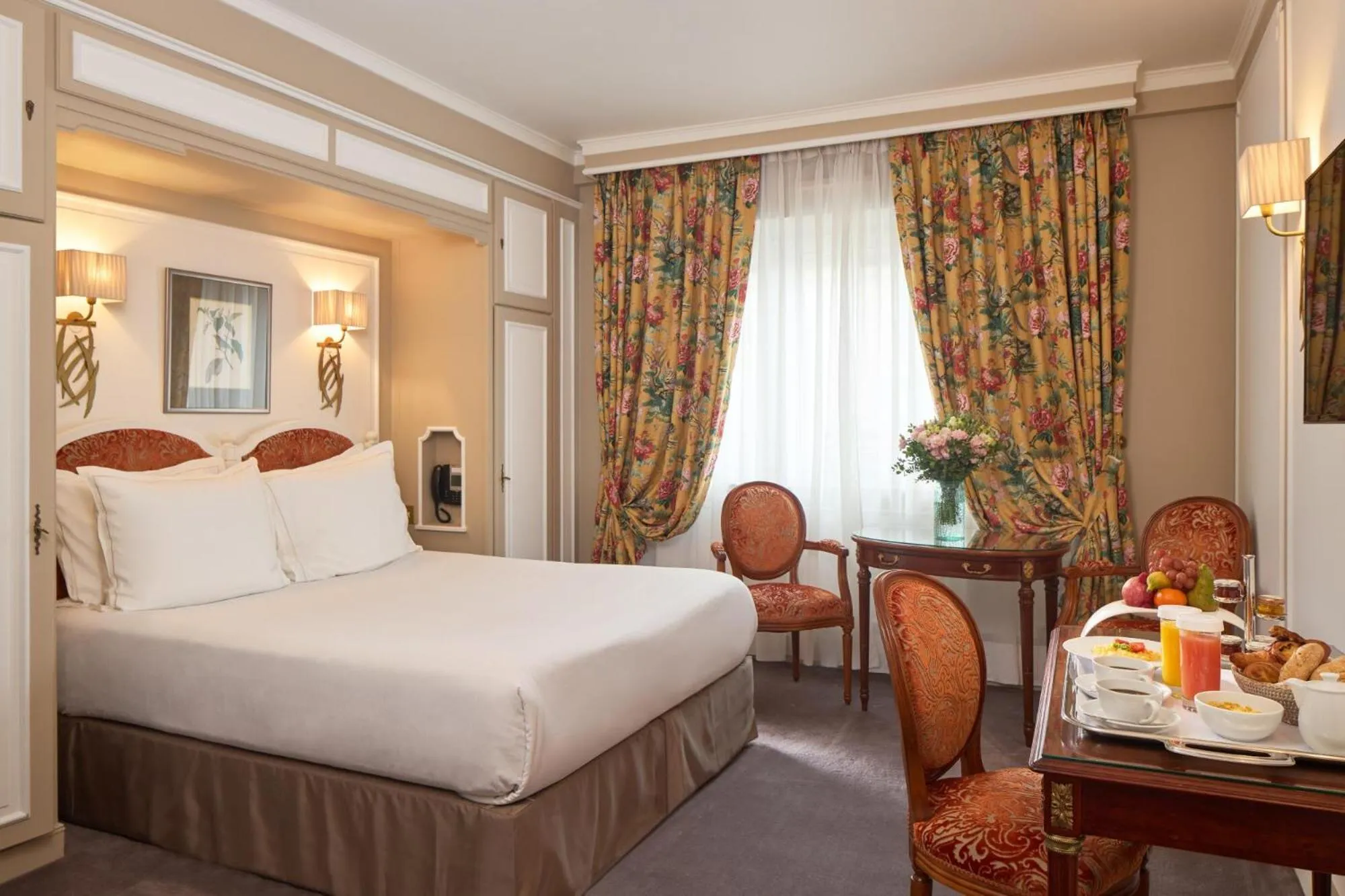 Bedroom, Bed in Majestic Hotel Spa - Champs Elysées