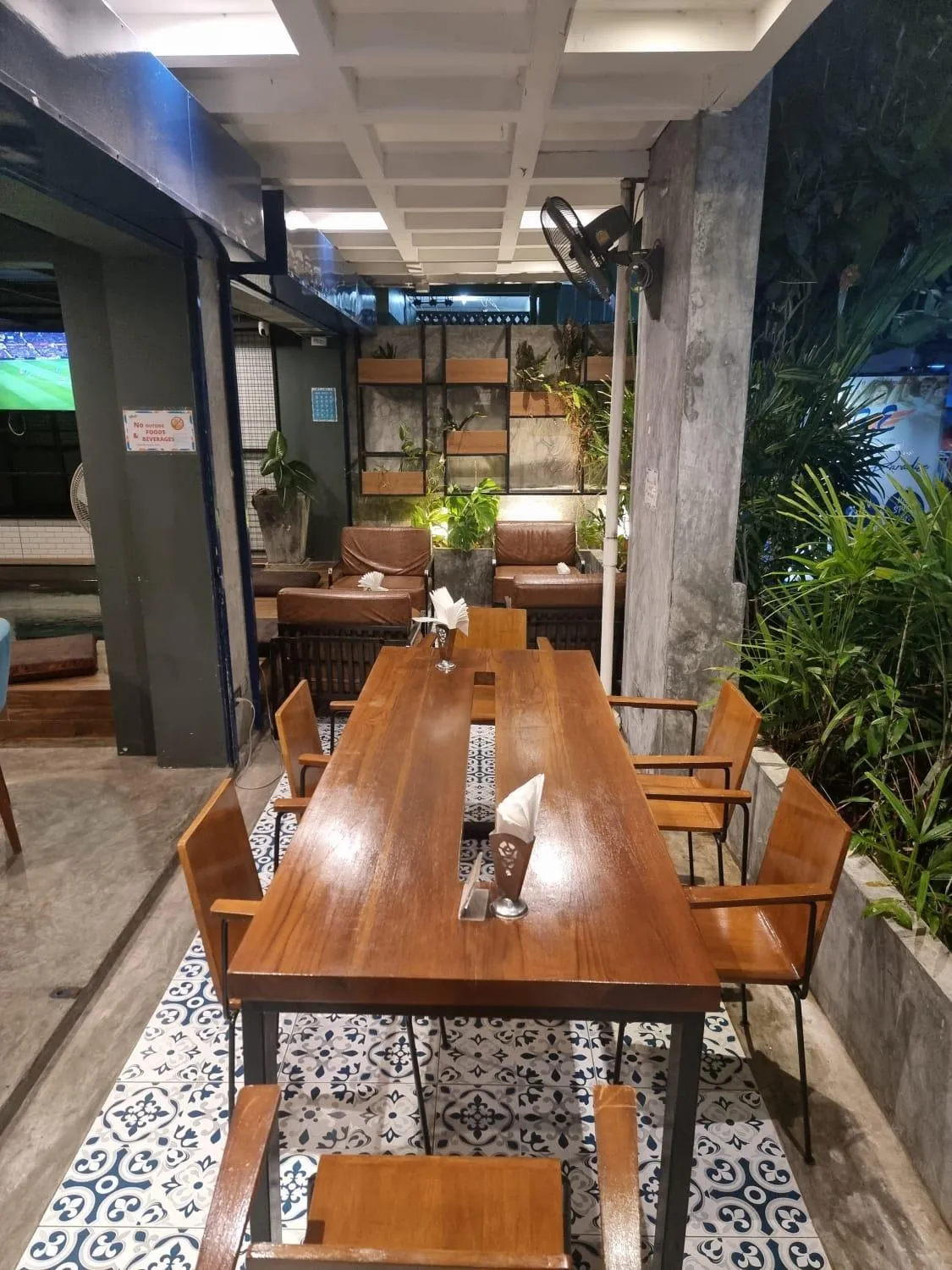 Communal lounge/ TV room in BH Baan Paradise Hotel Patong