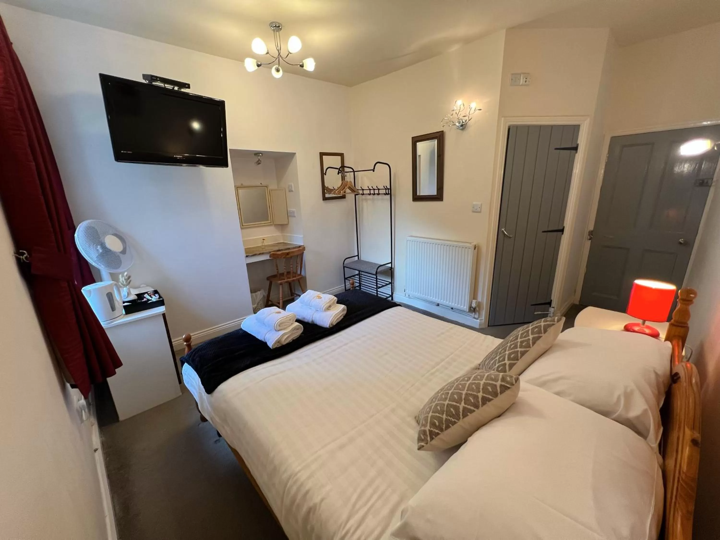 Photo of the whole room, Bed in Stone Lodge