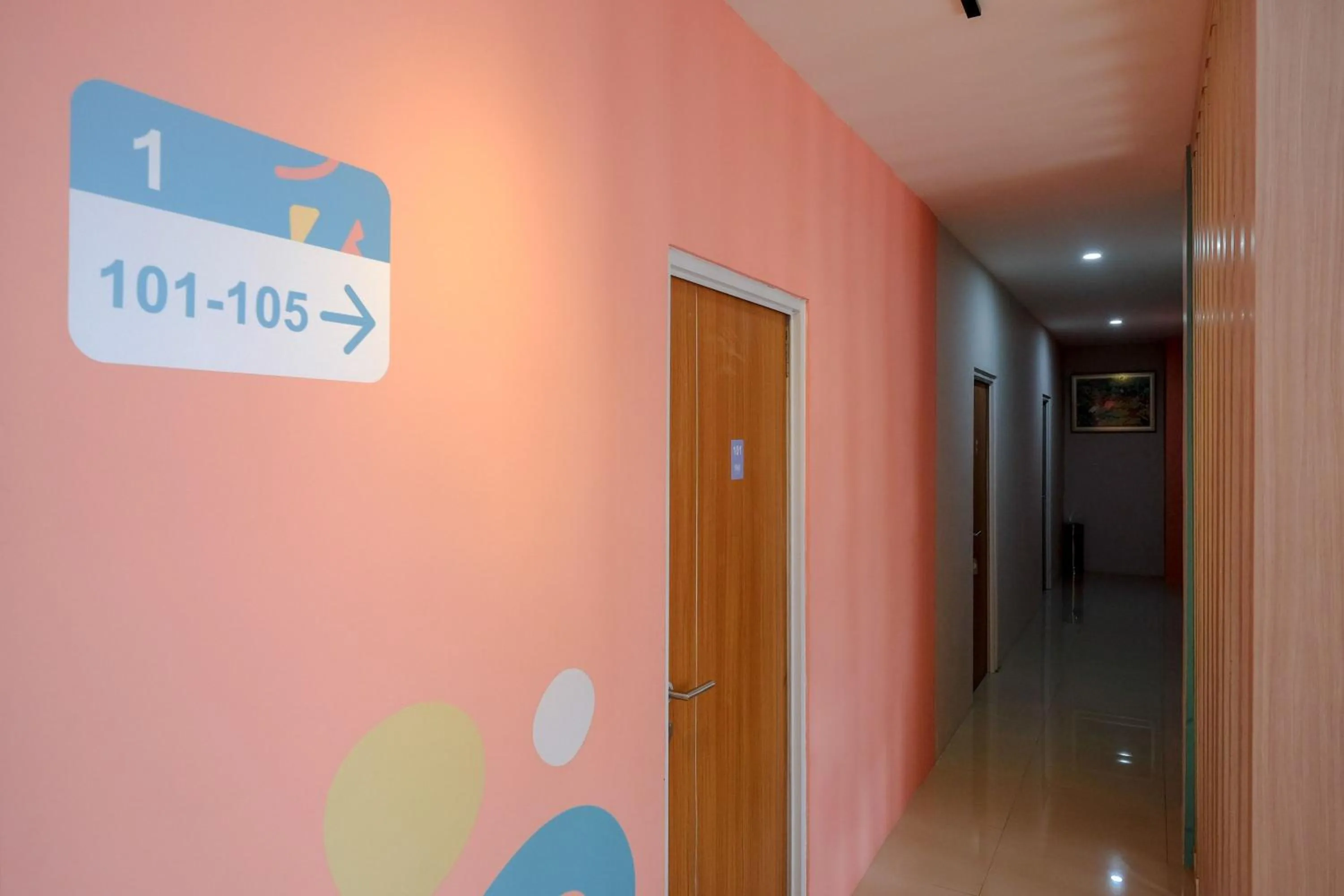 Property logo or sign in Sans Hotel Tiga Putri Semarang by RedDoorz