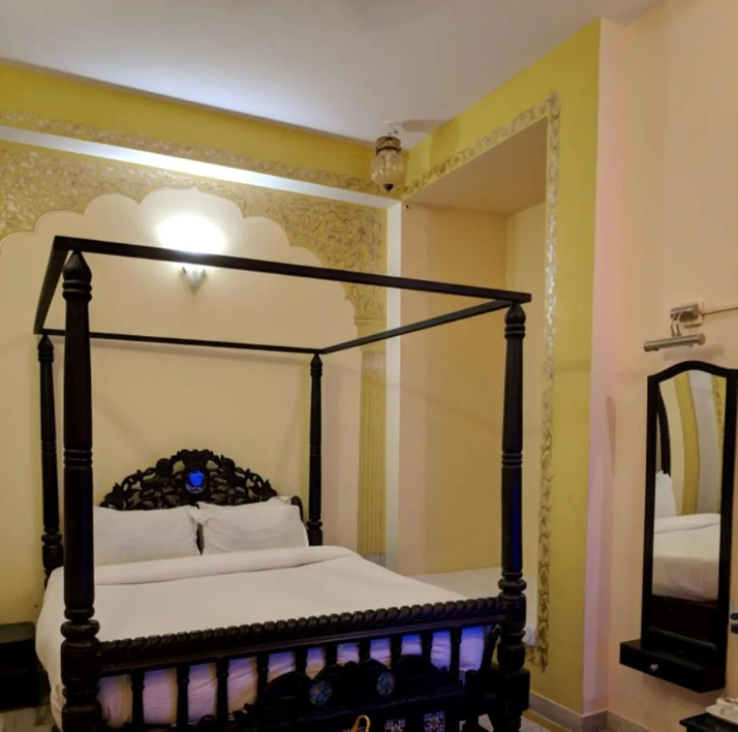 Bed in Krishna Prakash Heritage Haveli