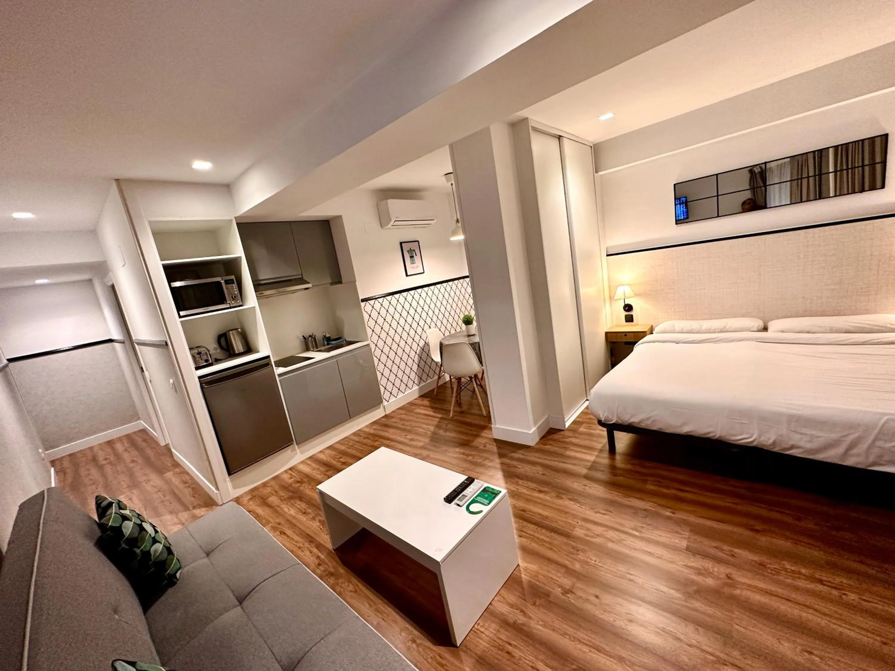 Photo of the whole room, Bed in Far Home Gran Vía