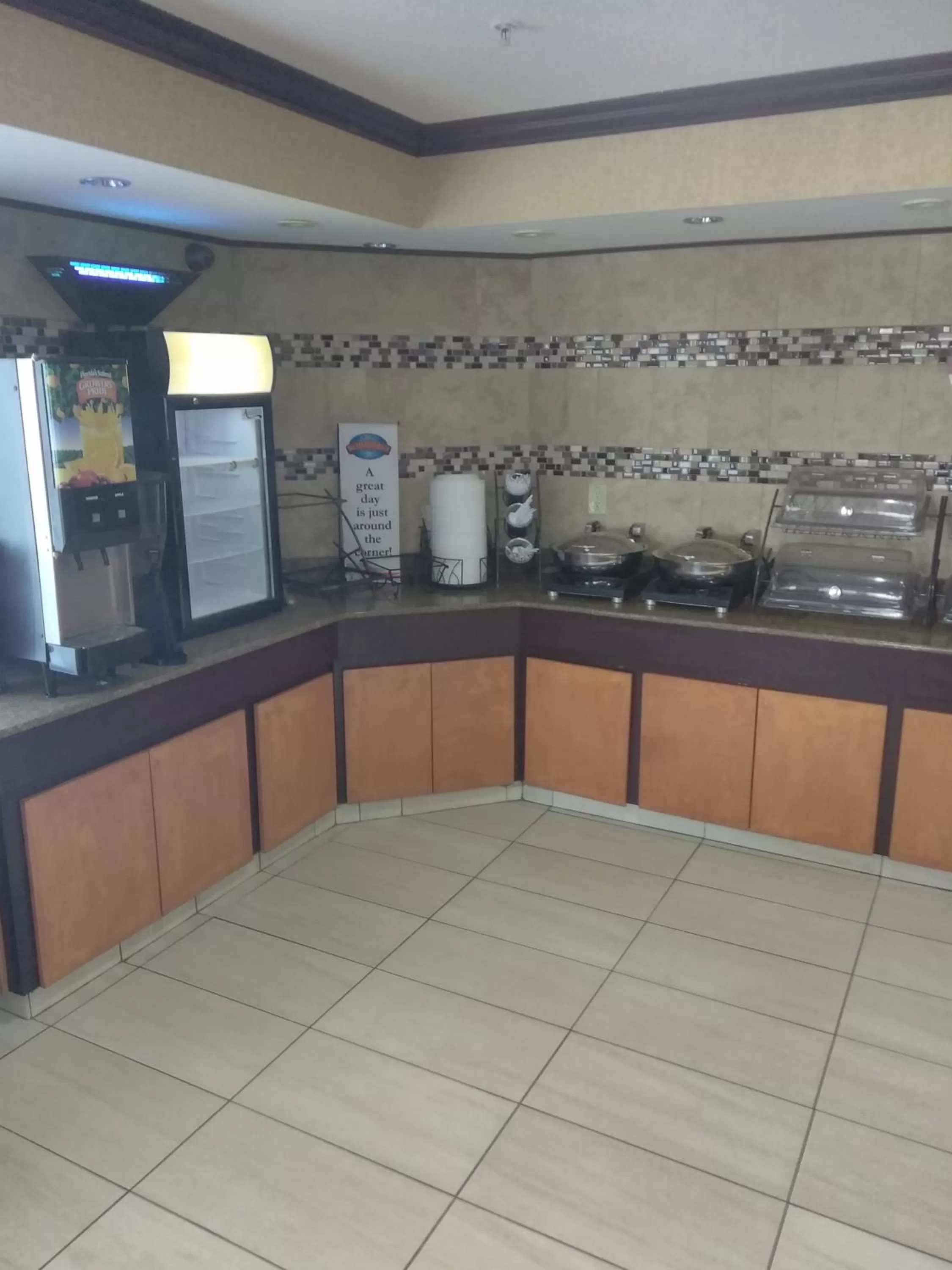 American breakfast in Baymont by Wyndham Madison Heights Detroit Area