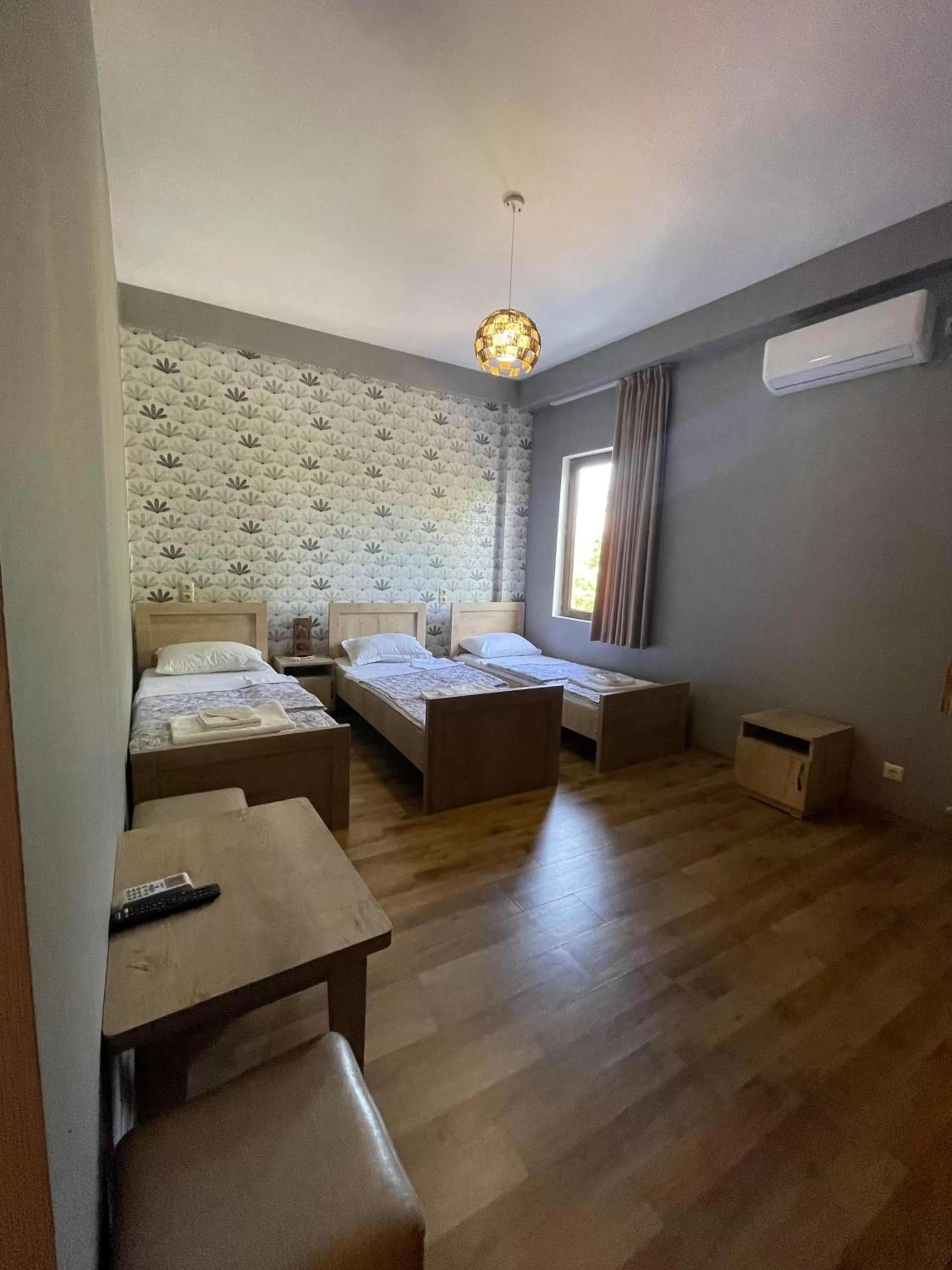 Property building, Bed in Hotel Traveler