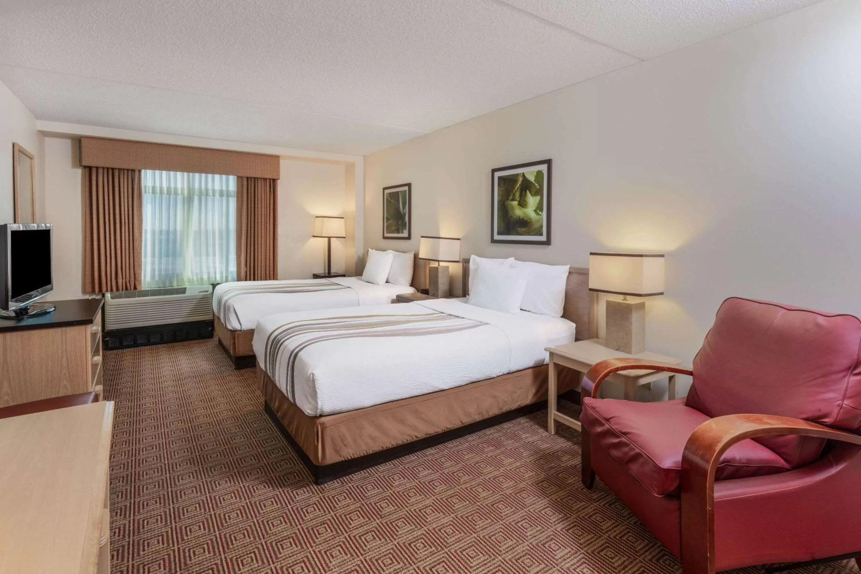 Photo of the whole room, Bed in La Quinta by Wyndham Garden City