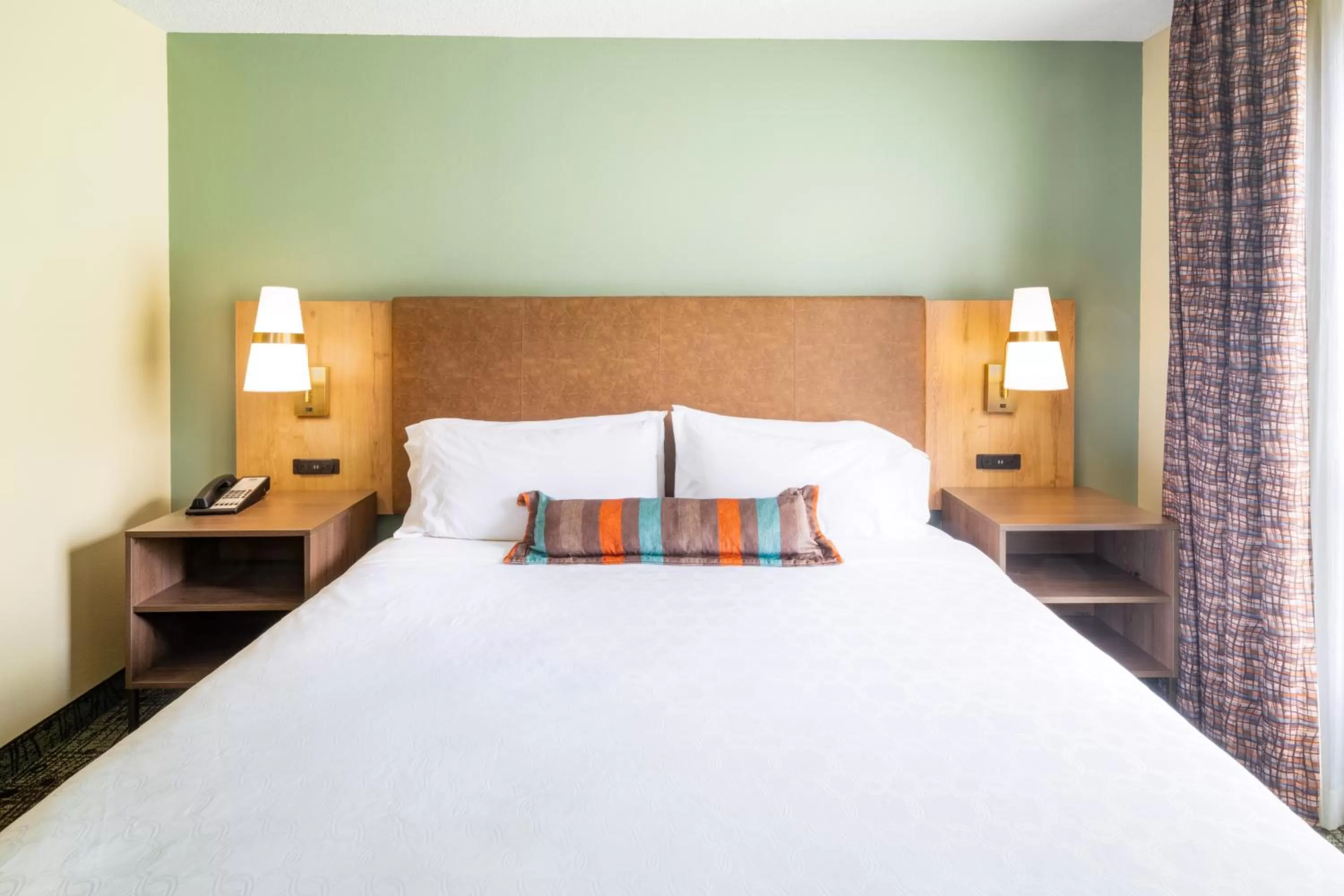 Bed in Staybridge Suites Memphis-Poplar Ave East by IHG