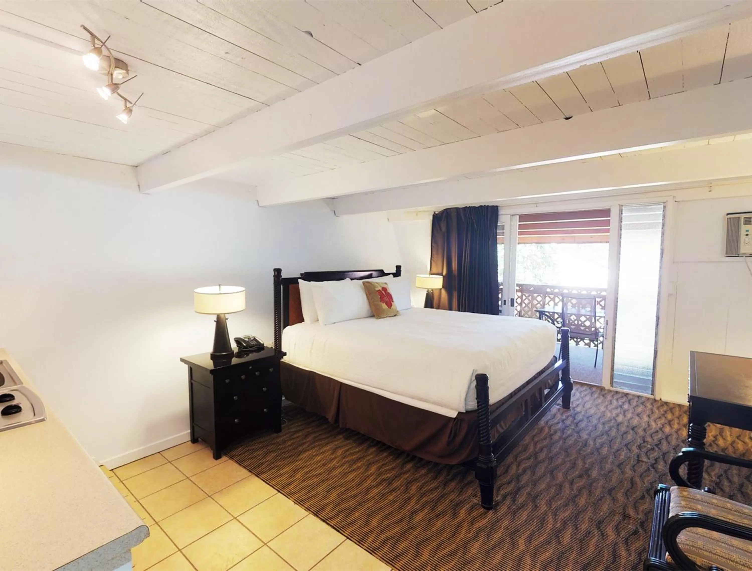 Bed in Hotel Moloka'i