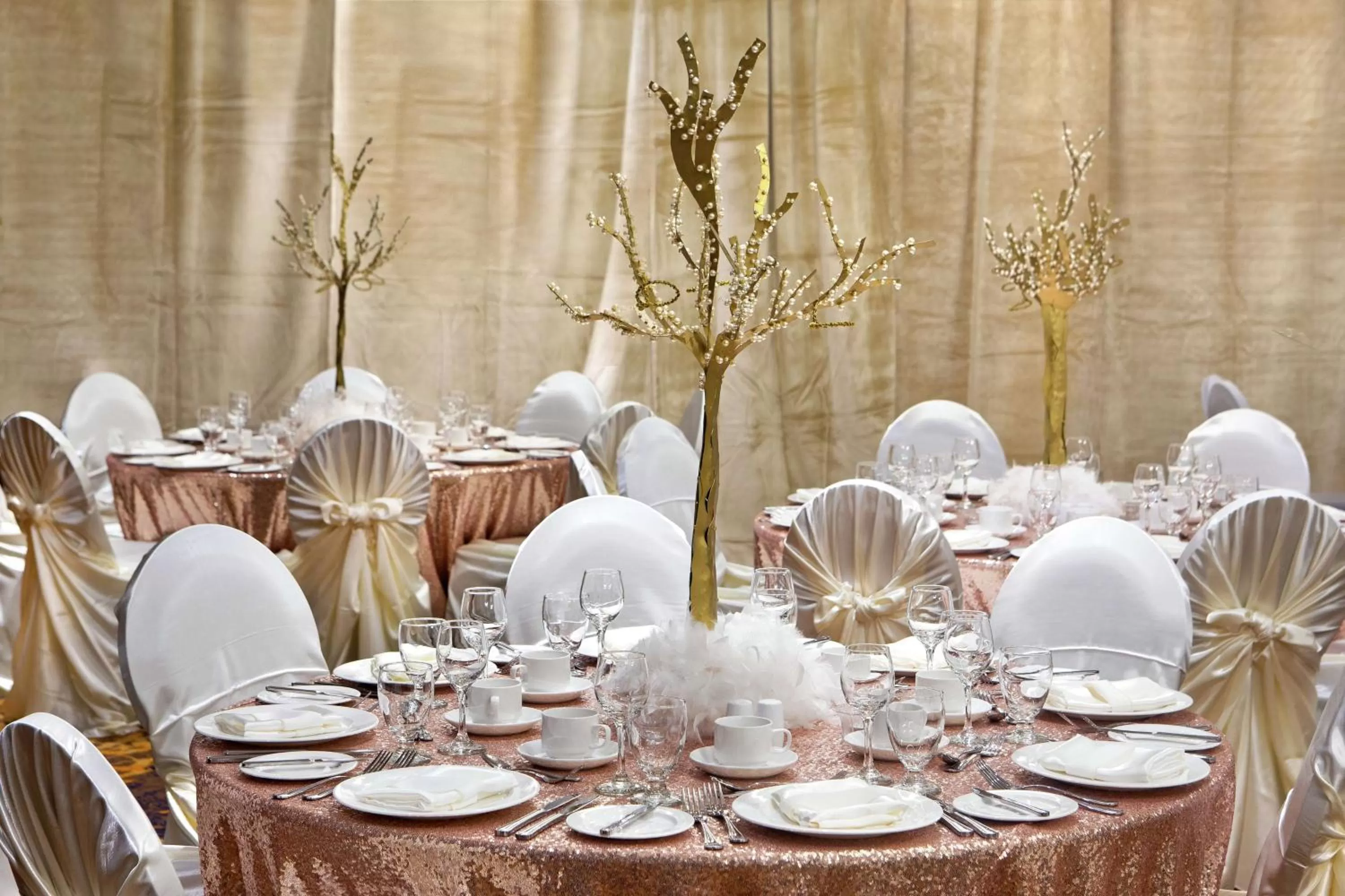 Dining area in Doubletree by Hilton Toronto Airport, ON