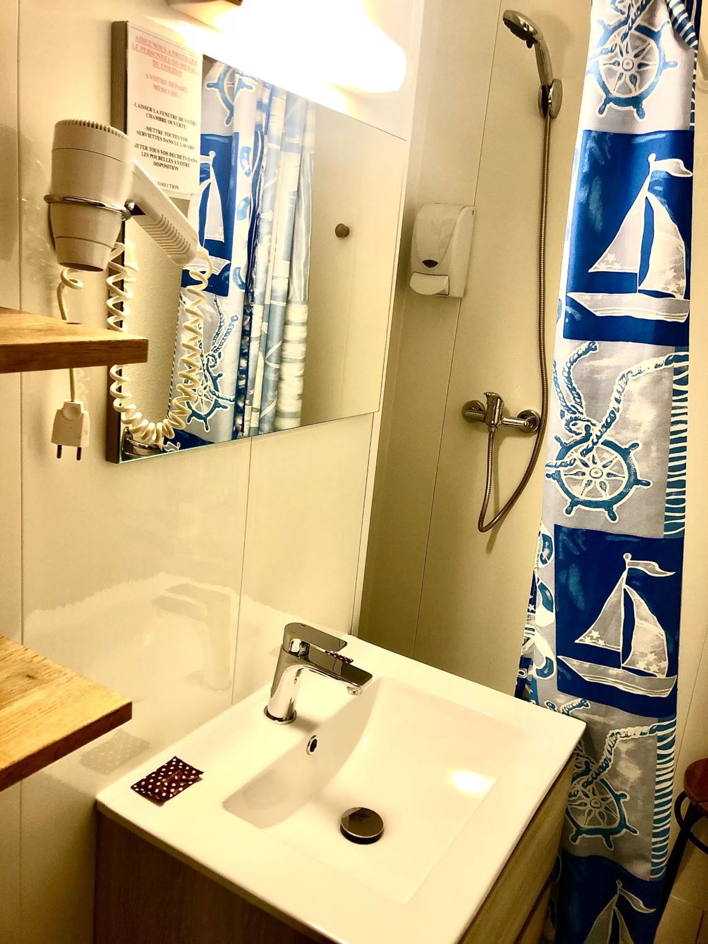 Bathroom in Hôtel Colisée-Verdun Centre Gare Saint-Roch