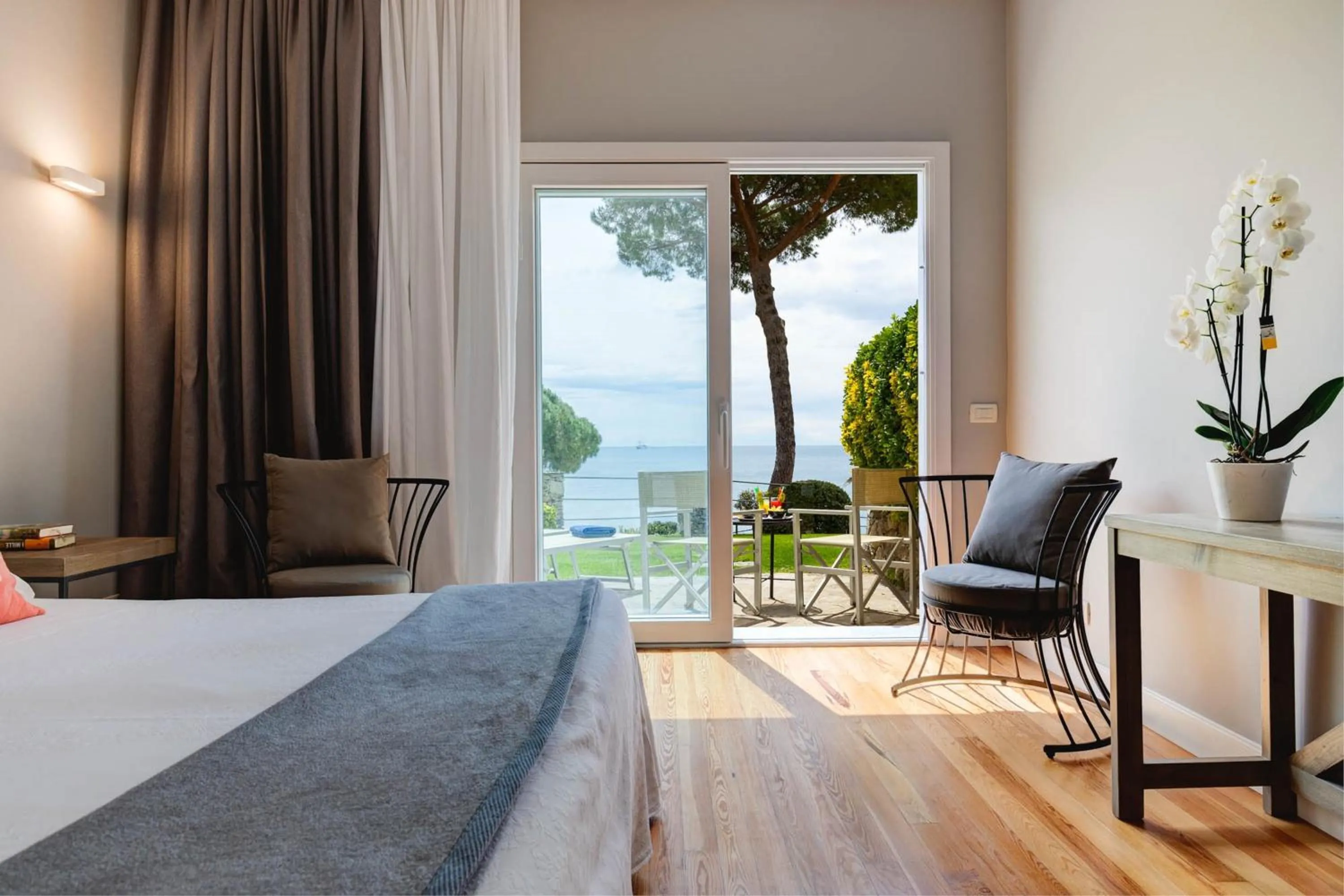 Patio, Bed in Hotel Continental