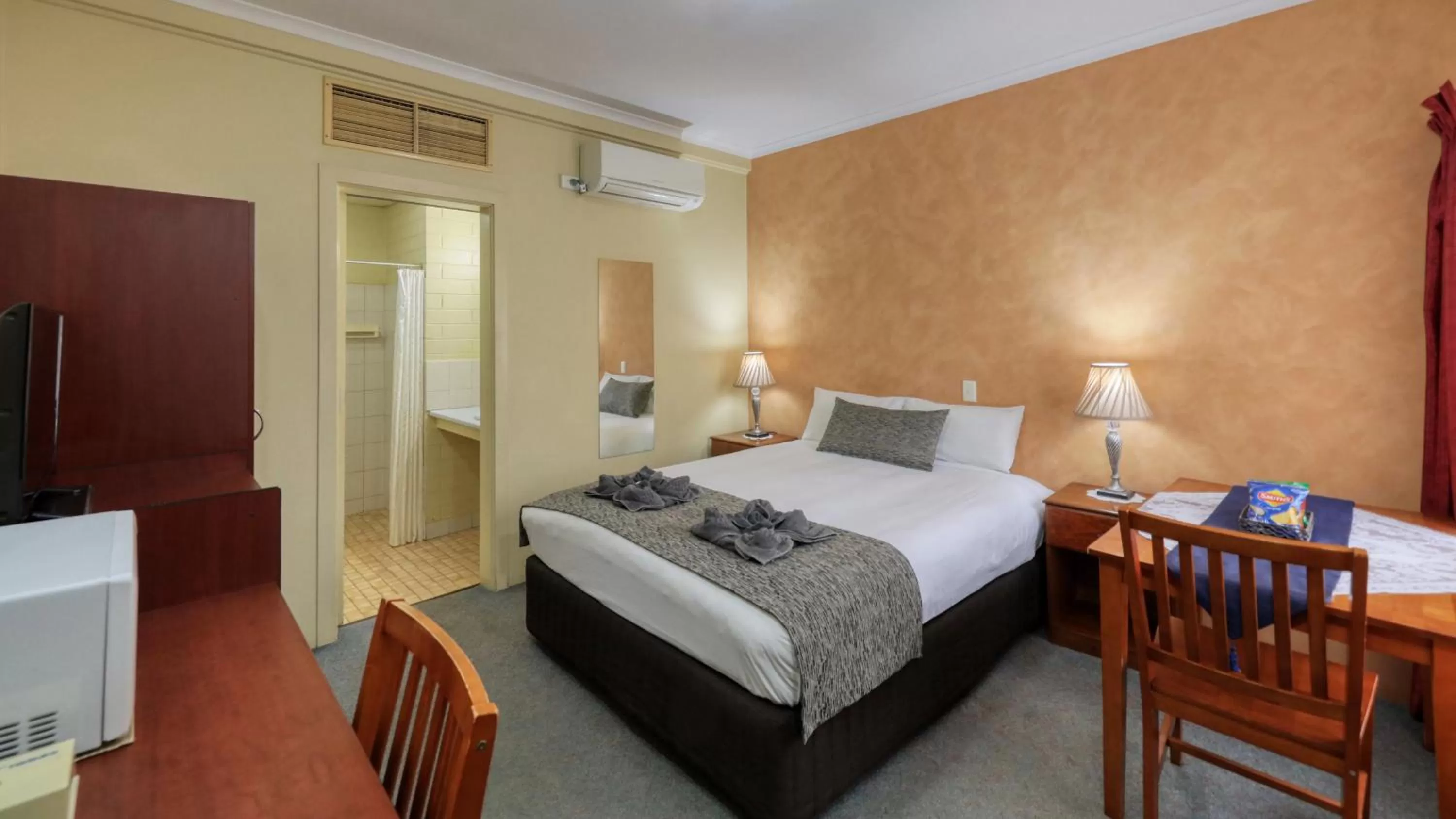 minibar, Bed in Oasis Motor Inn