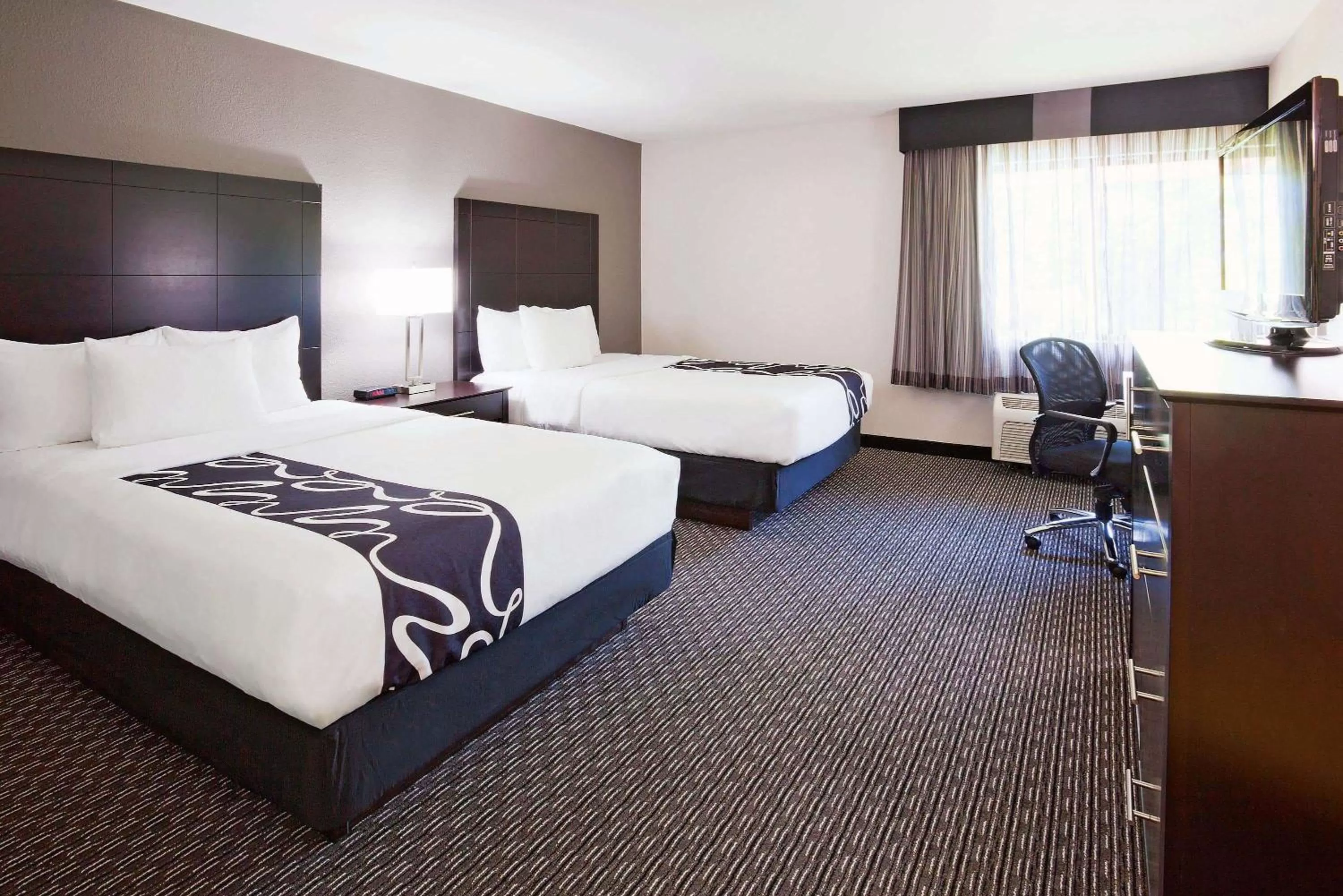 Photo of the whole room, Bed in La Quinta Inn by Wyndham Oshkosh