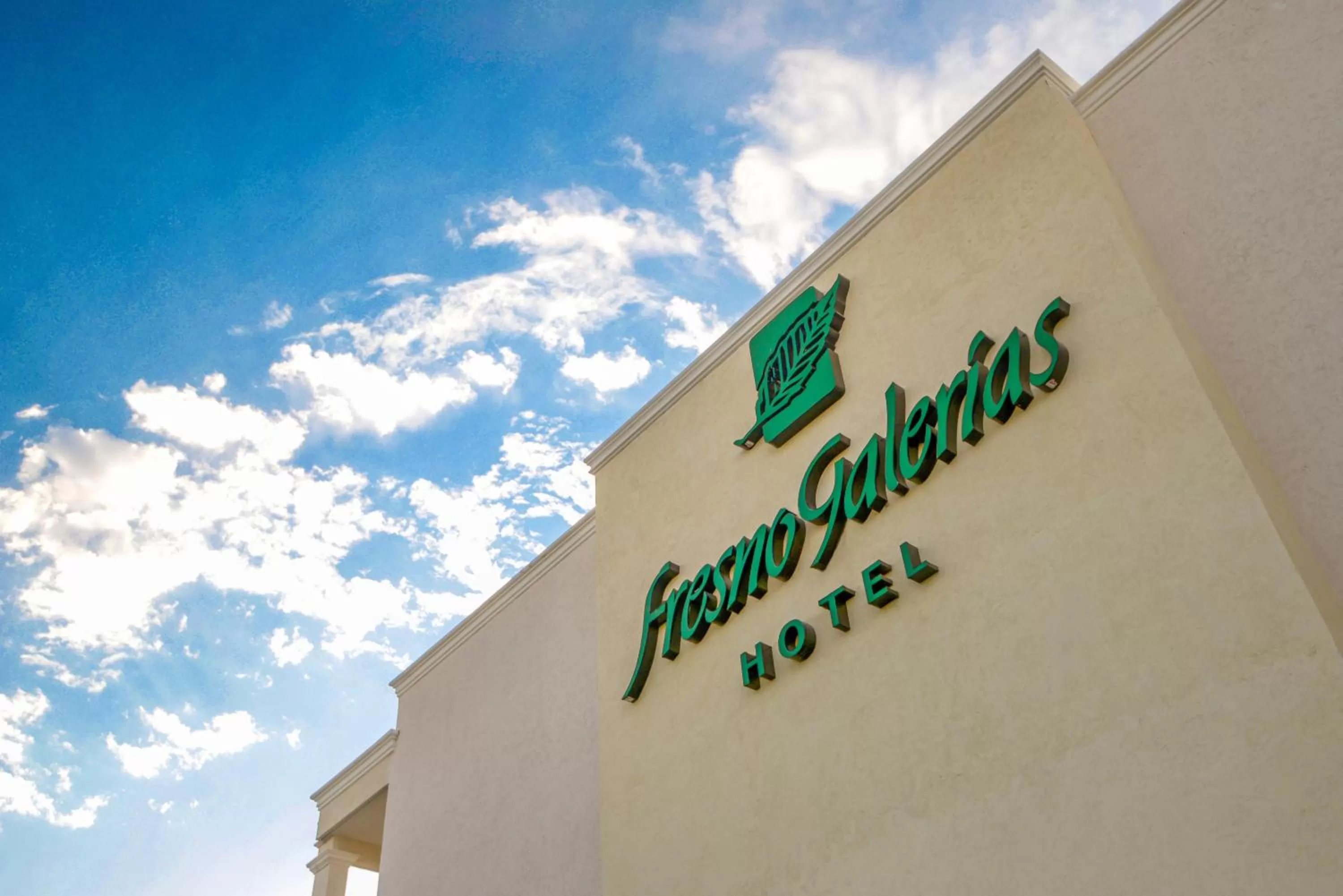 Property building in Fresno Galerias
