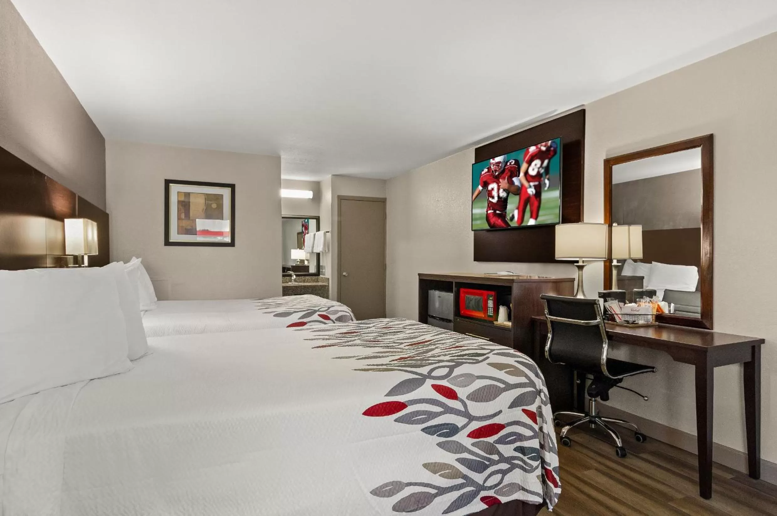 Guests, Bed in Red Roof Inn Baldwin