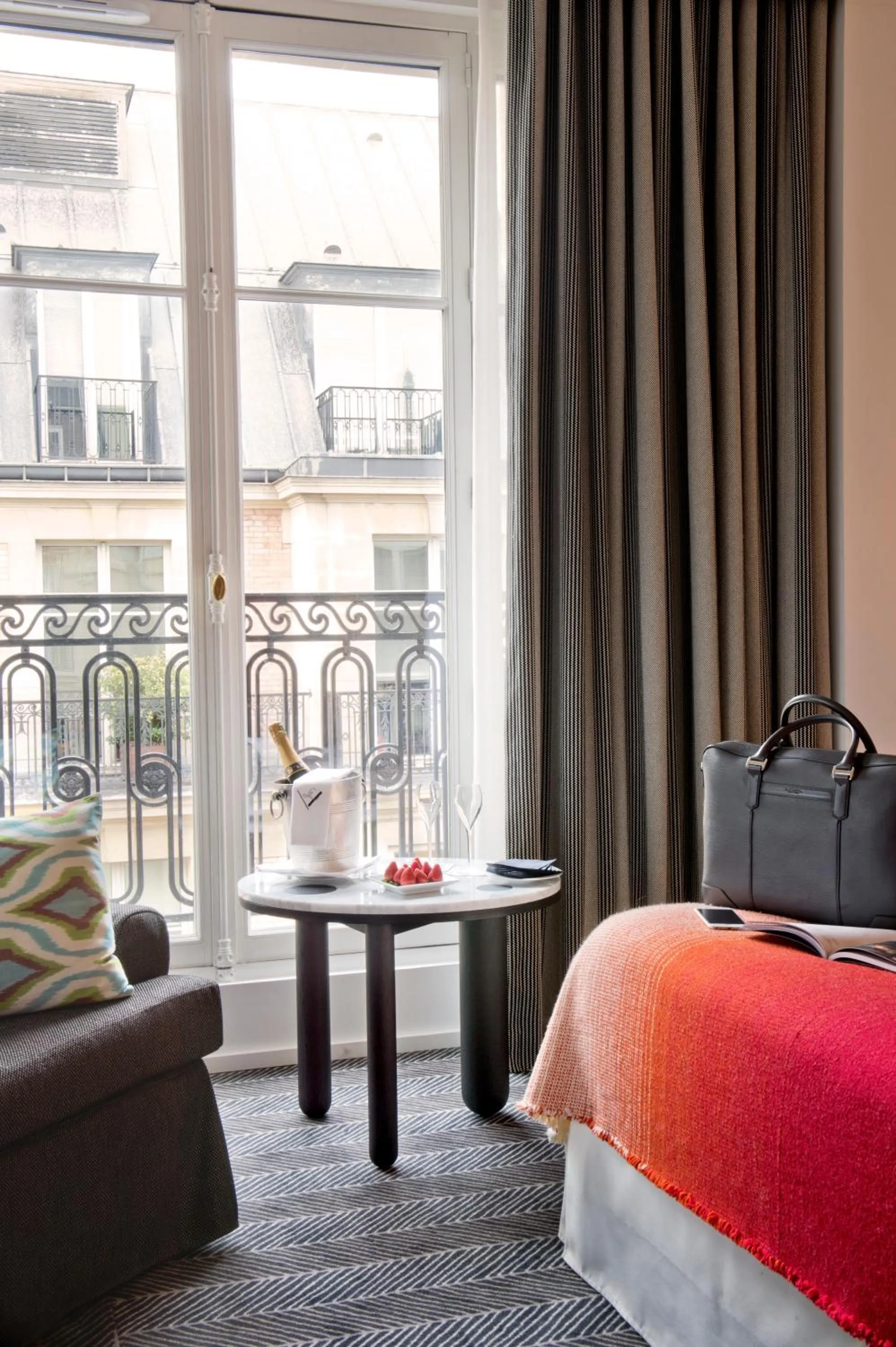 Bedroom, Bed in Hôtel Vernet Champs Elysées Paris