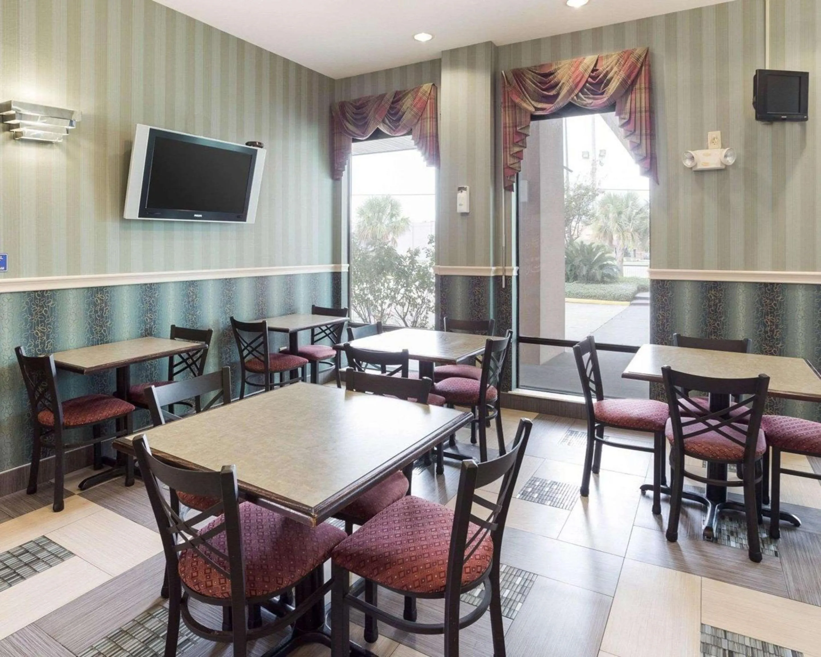 Restaurant/places to eat in Rodeway Inn & Suites New Orleans Gentilly
