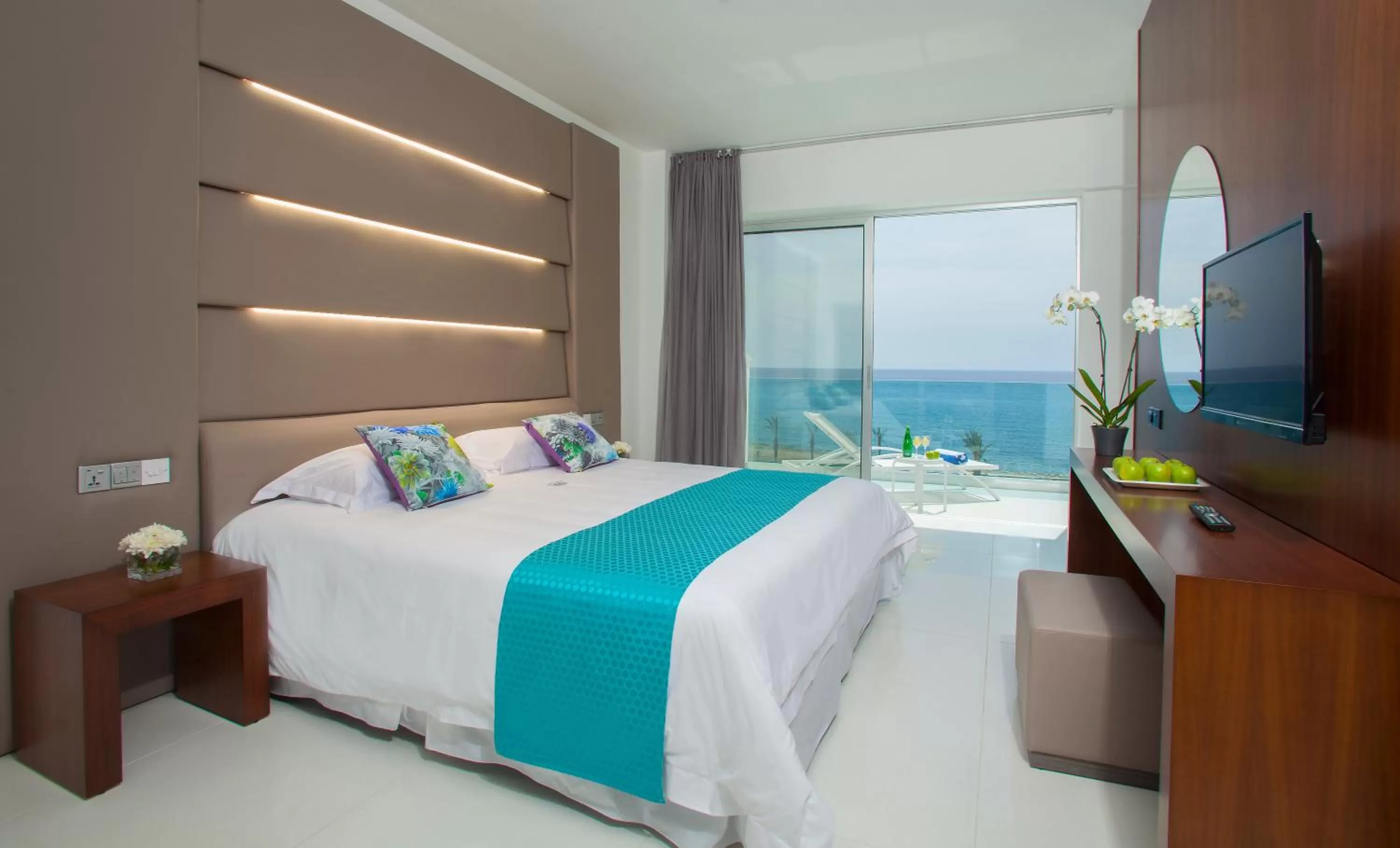 Bed in King Evelthon Beach Hotel & Resort