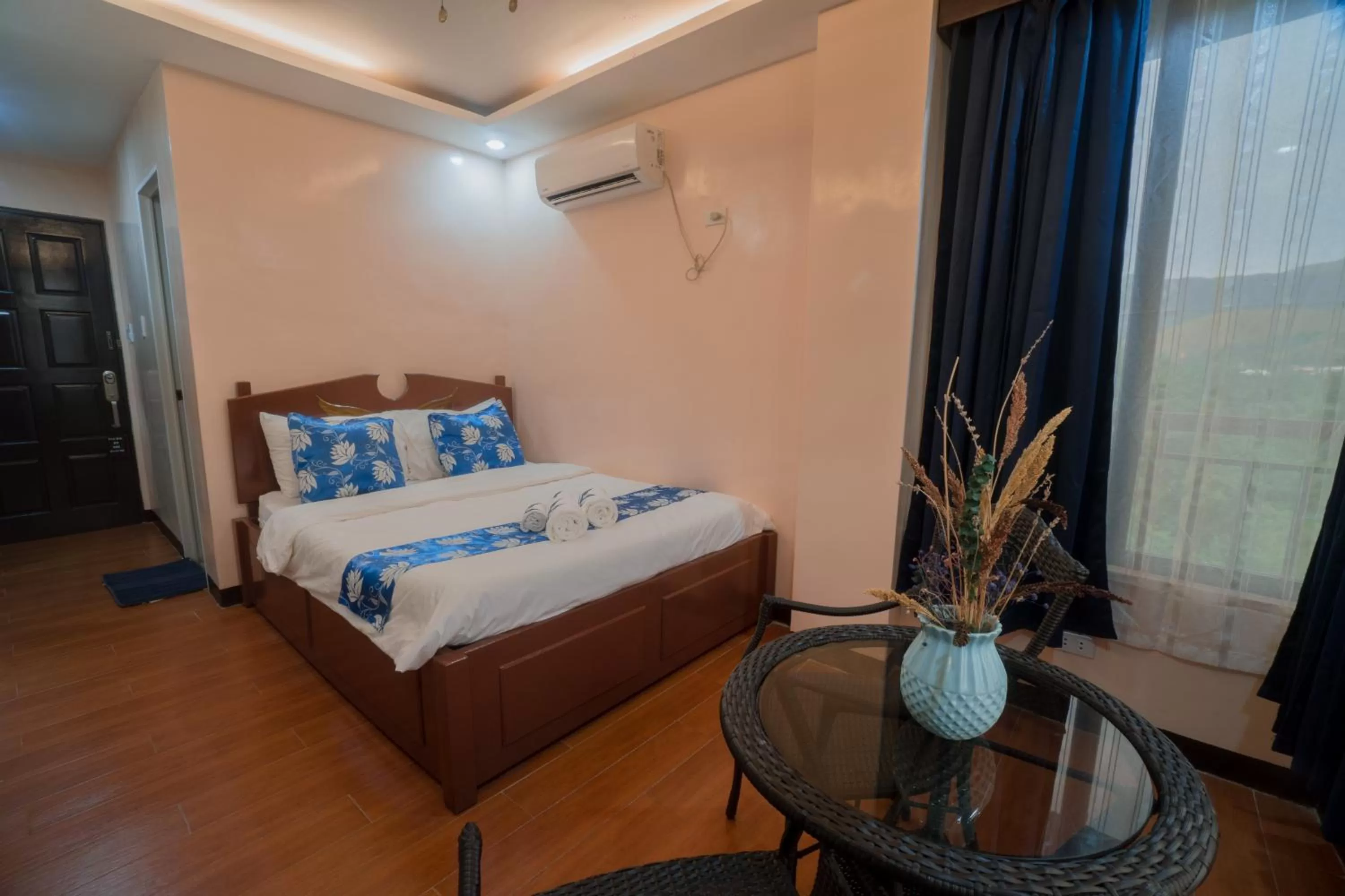 Photo of the whole room, Bed in Skylodge Resort