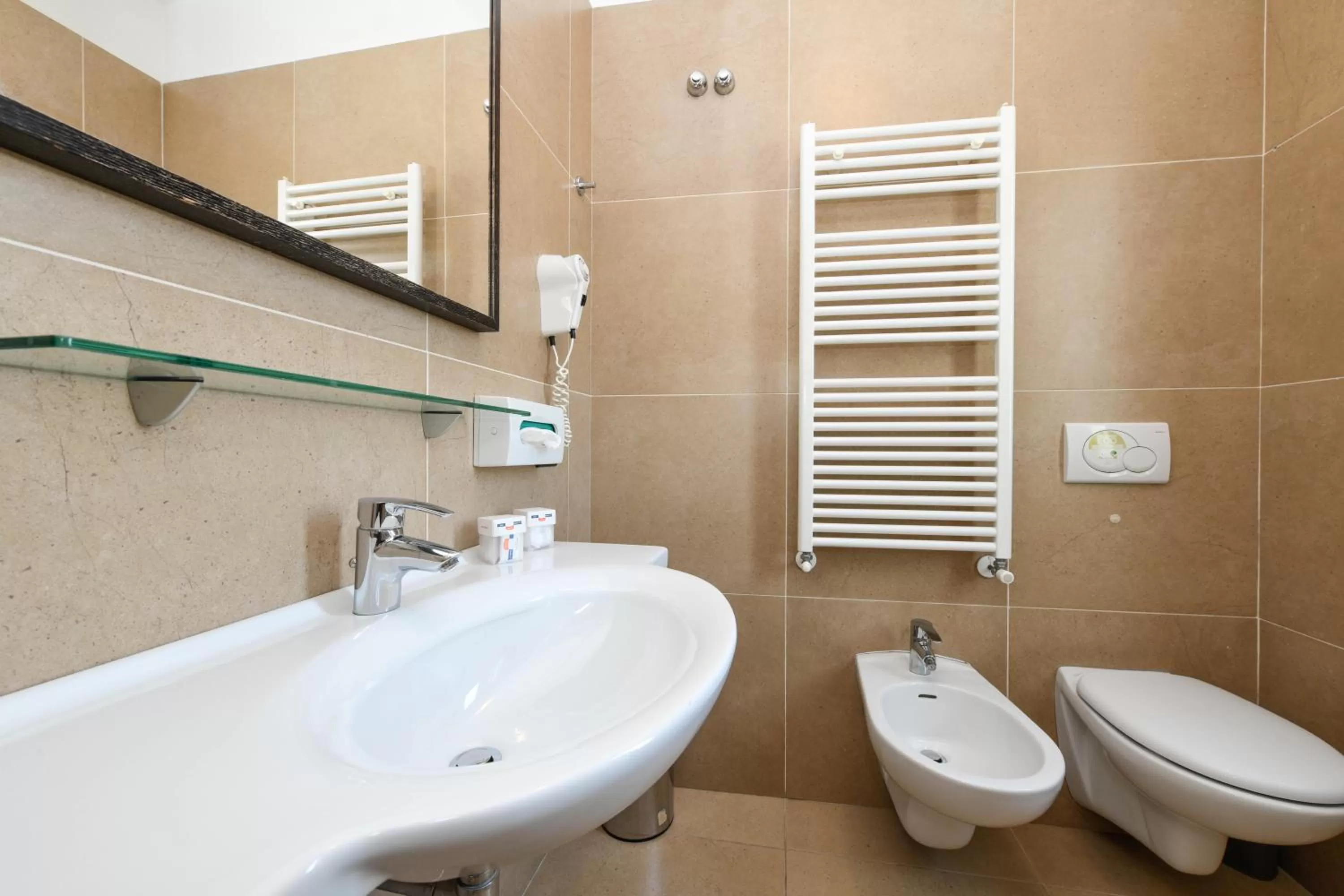 Toilet in Hotel Arya by Mauro