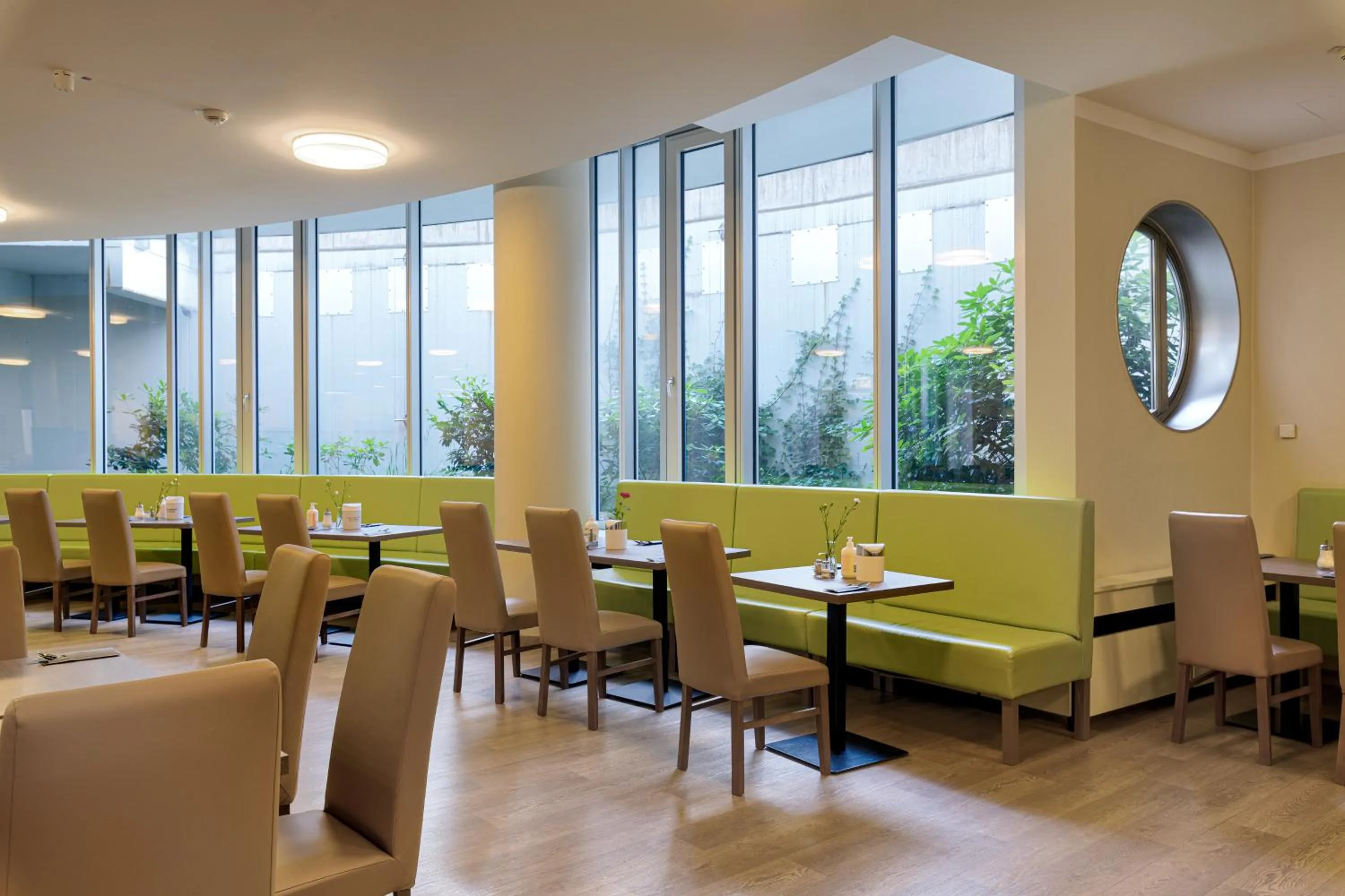 Restaurant/places to eat in Tulip Inn München Messe