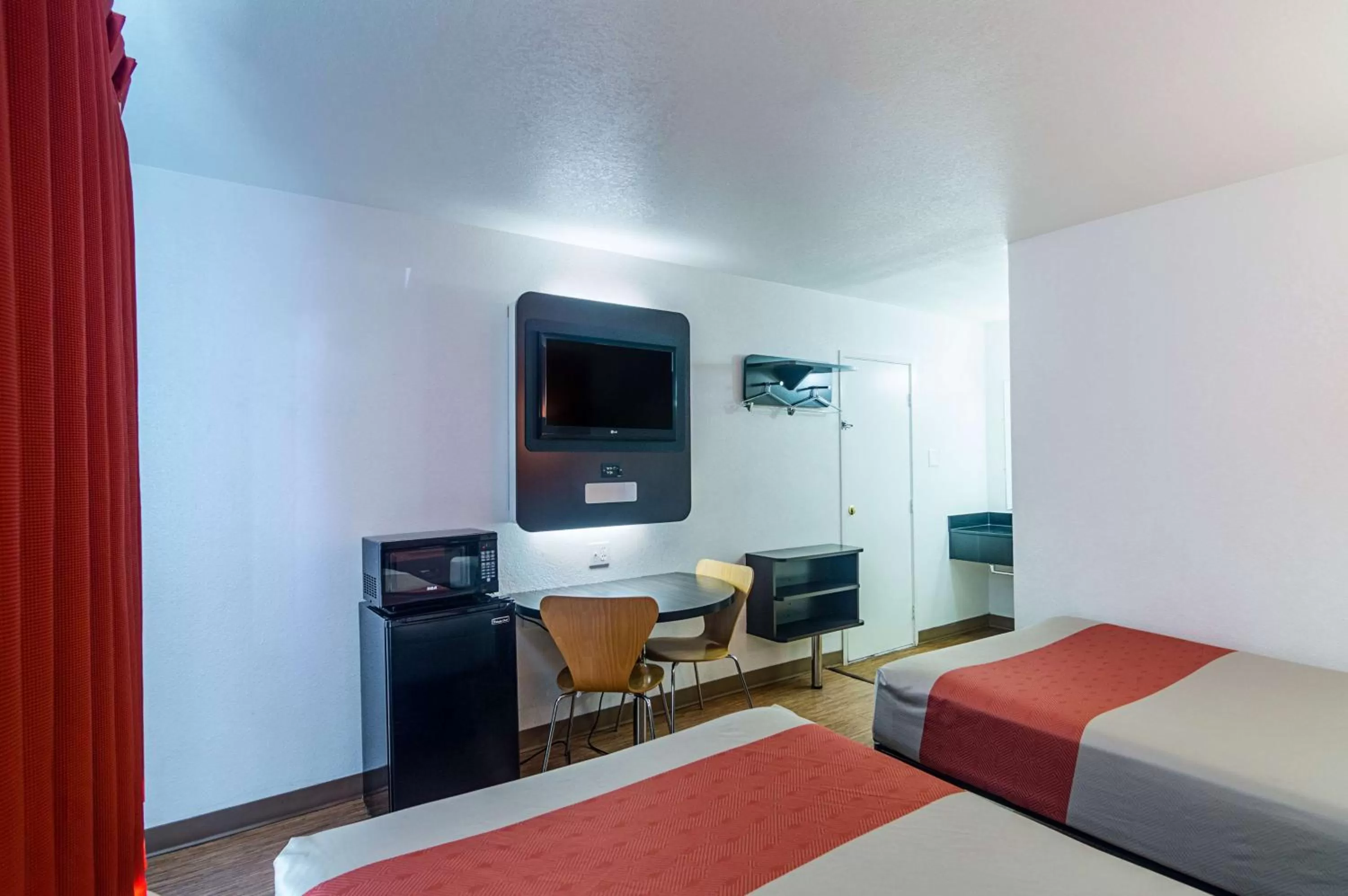 TV and multimedia, Bed in Motel 6-Ardmore, OK