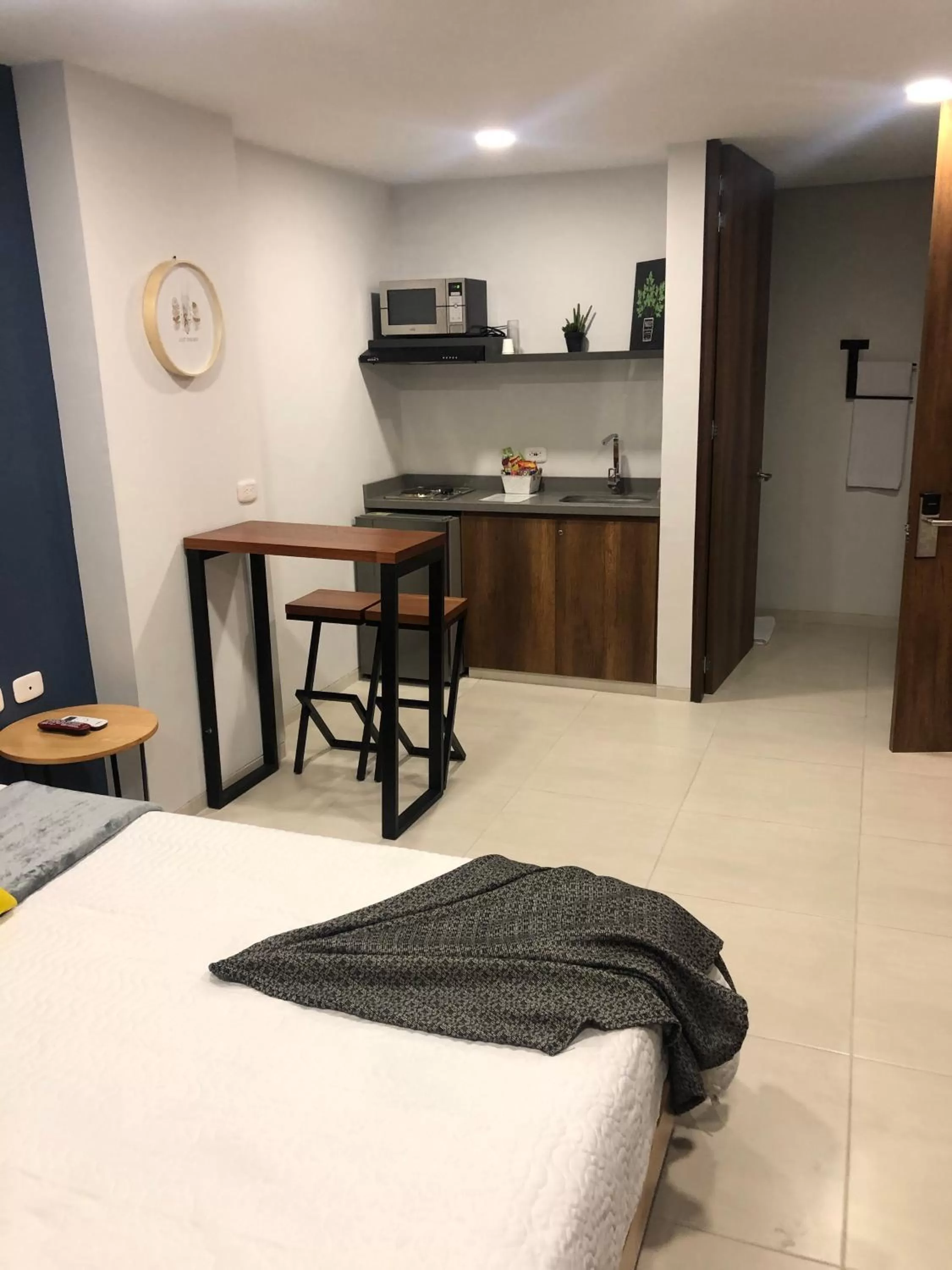 Kitchen or kitchenette, Bed in Kapital Suites