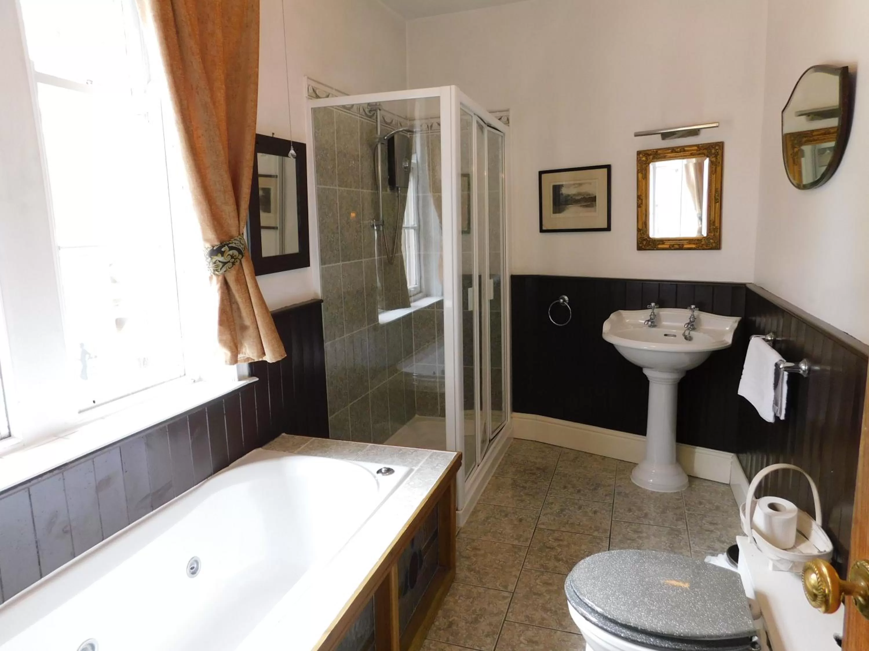 Bathroom in The Old Registry guest house