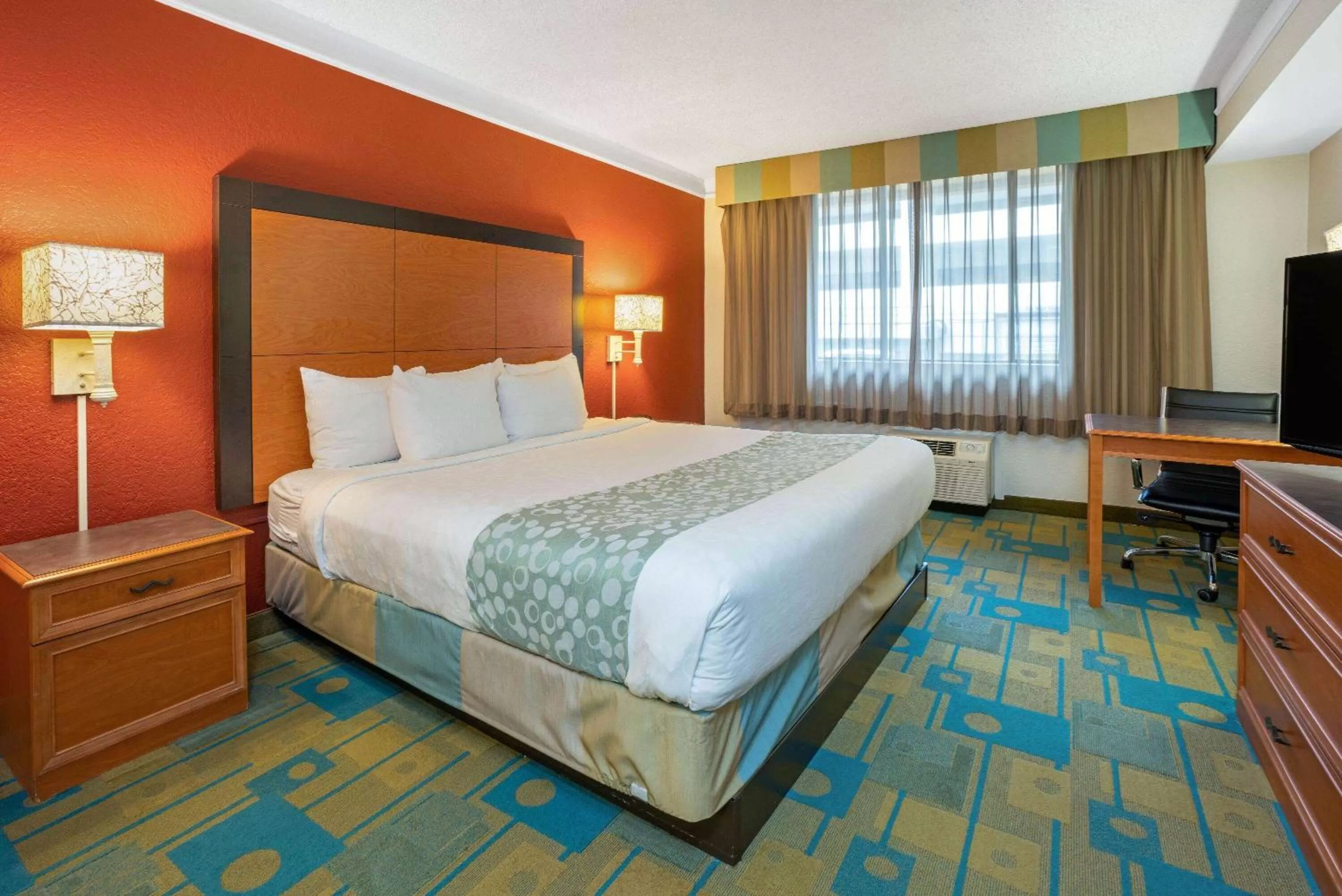 Photo of the whole room, Bed in La Quinta by Wyndham Seattle Sea-Tac Airport