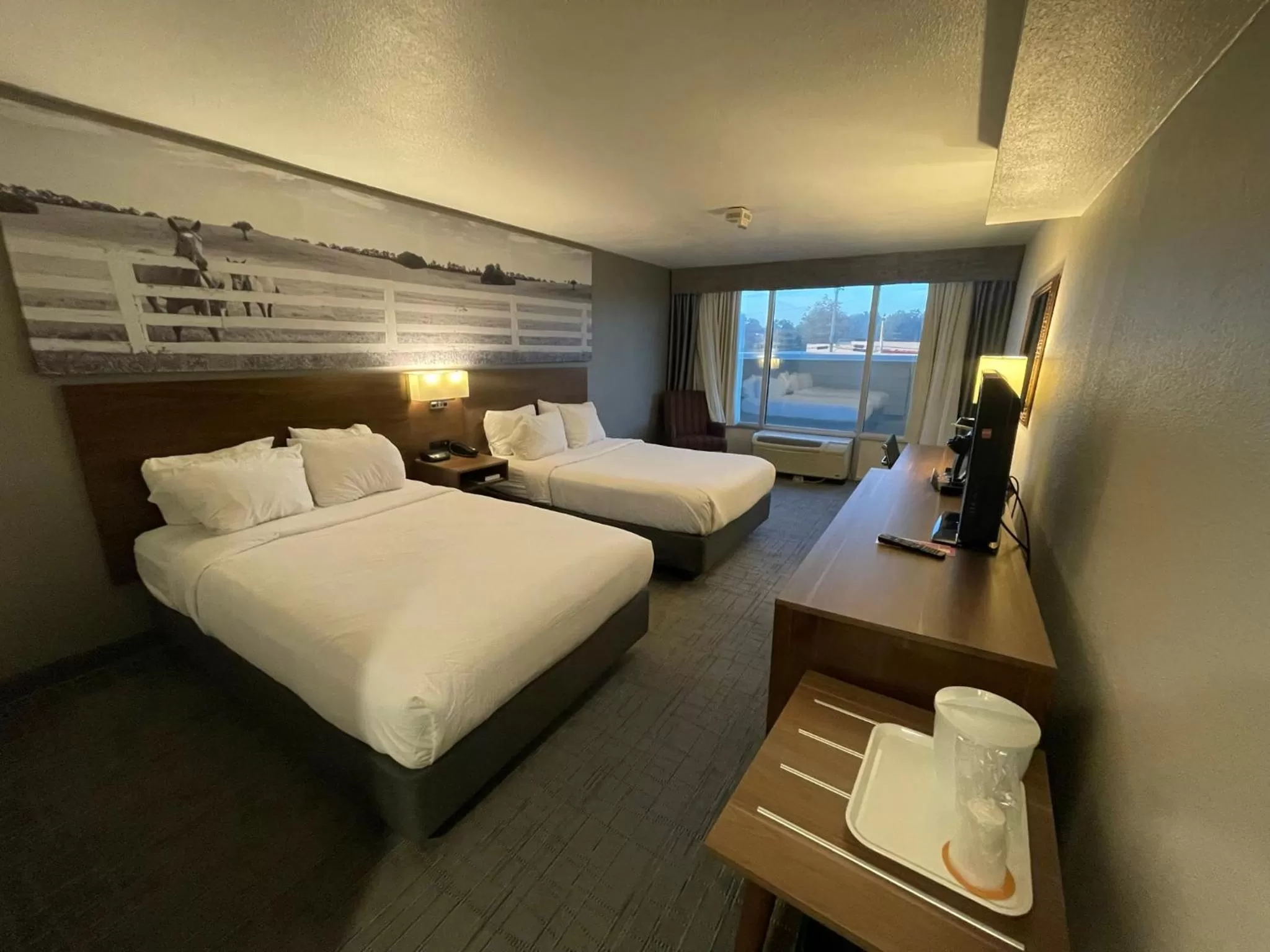 Property building, Bed in Clarion Pointe Hopkinsville near The Bruce Convention Center