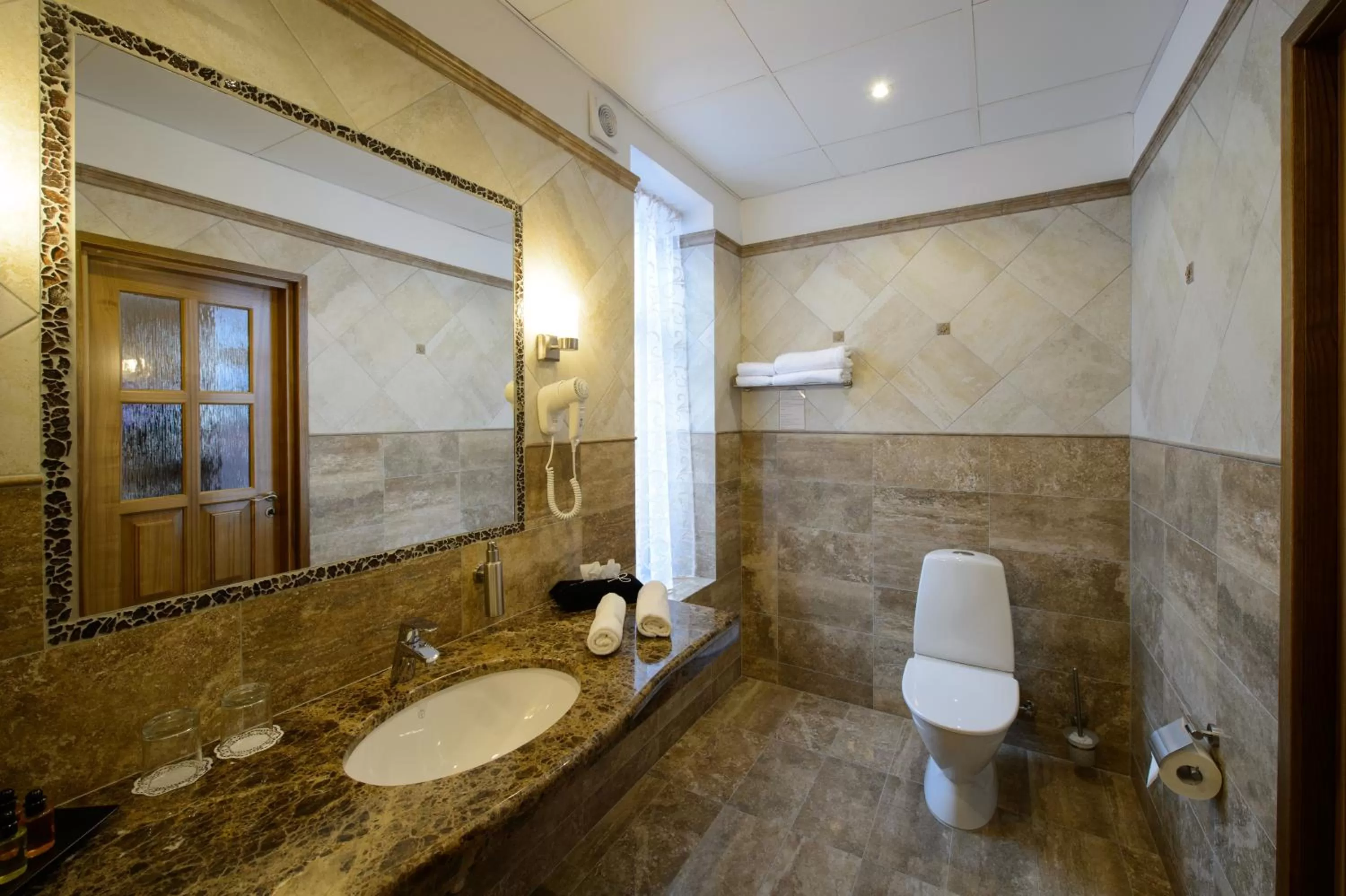 Bathroom in Georgi Hotell