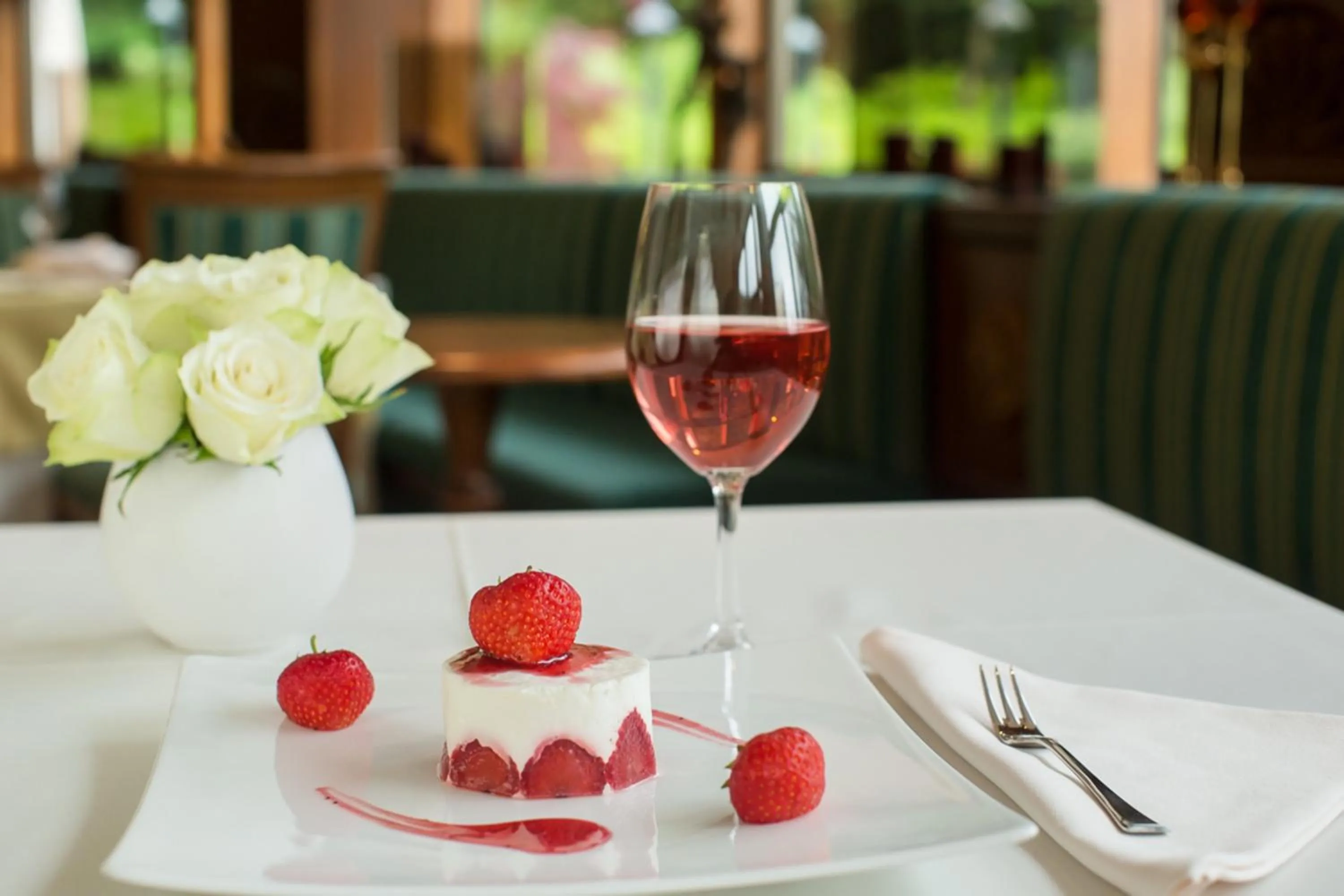 Restaurant/places to eat in Lux Garden Hotel