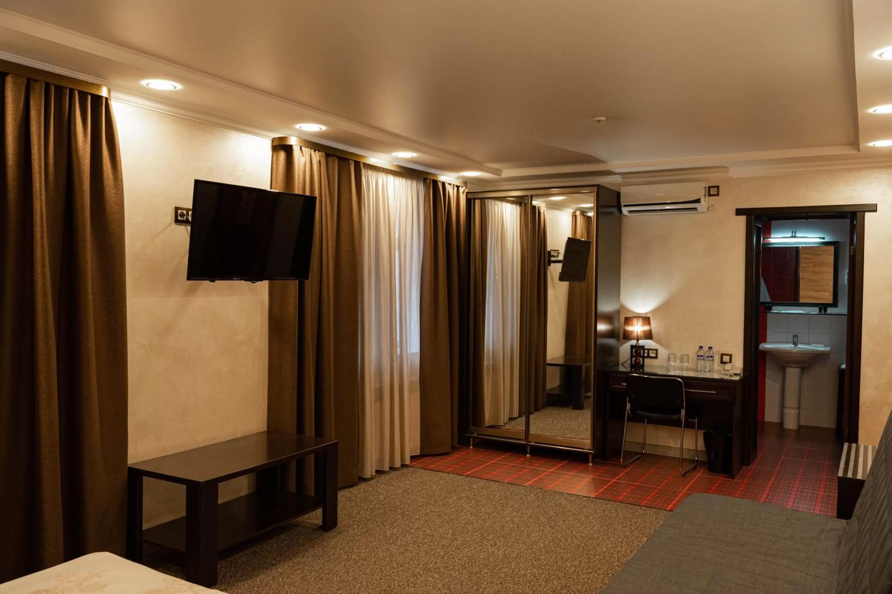 TV and multimedia, TV/Entertainment Center in UYUTNYY DOM