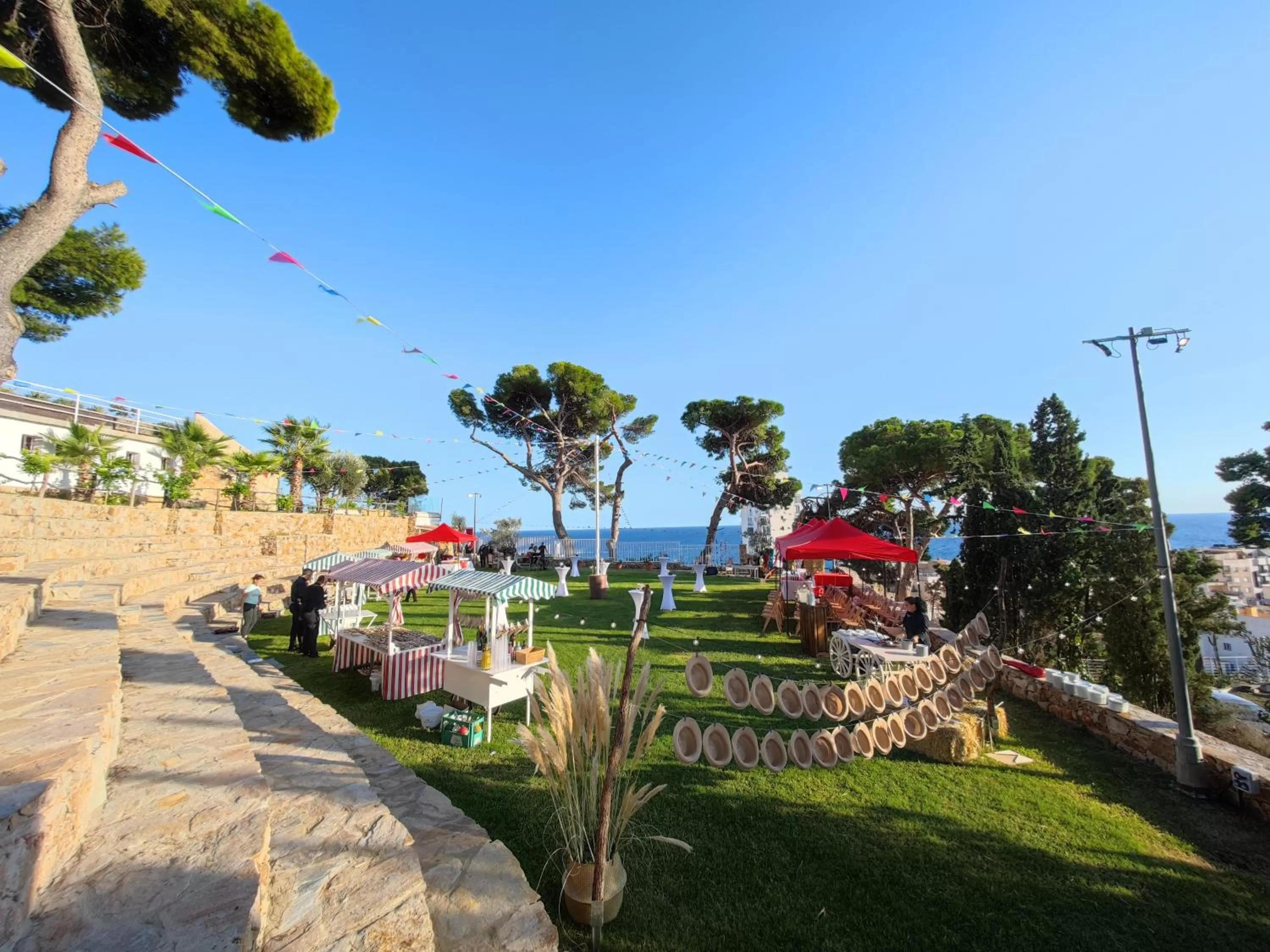 Restaurant/places to eat in Hotel Roger de Flor by Seleqtta