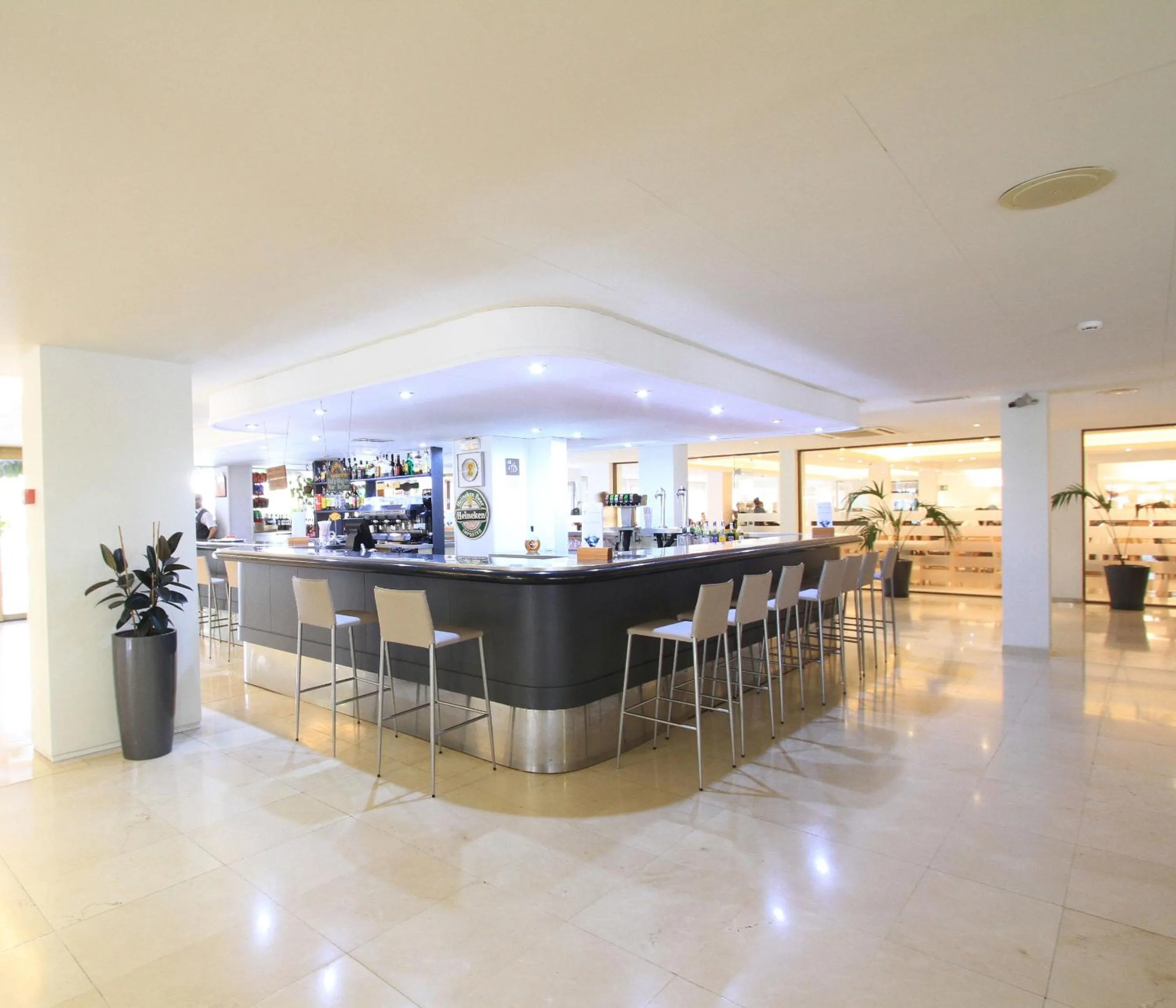 Lounge or bar in Hotel Garbi Park & AquaSplash